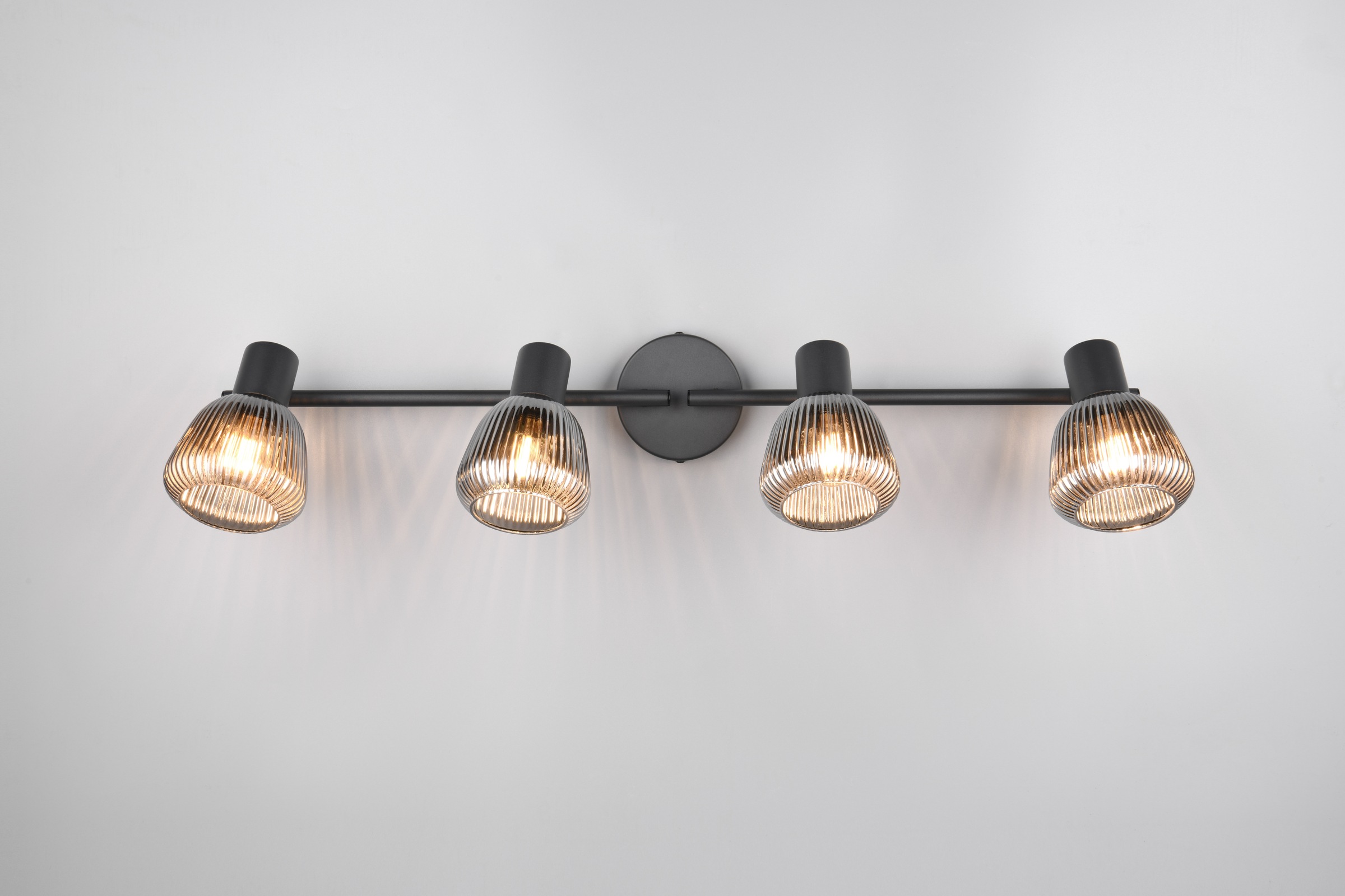 TRIO Leuchten Deckenstrahler »TARIFA, 4-flammiger Deckenspot mit Glasschirm, exkl 4xE14 max 10W«, 4 flammig, Leuchtmittel E14 | Leuchtmittel wechselbar, Glasschirm in Riffeloptik leicht verspiegelt, verstellbare Spots