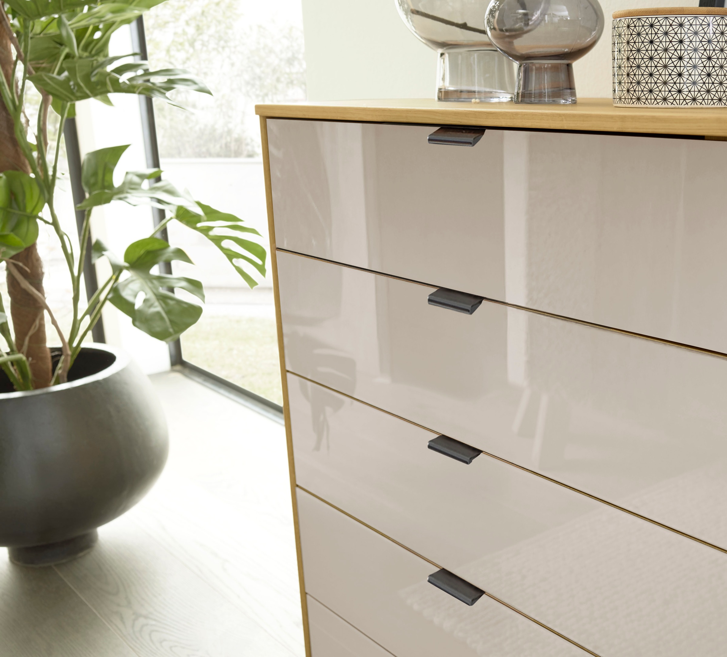 Thumbnail - WIEMANN Schubkastenkommode "Cardiff Sideboard, Wäscheschrank, teilmassiv Erle, mit Schubladen" Glas- oder Massivholzfron...