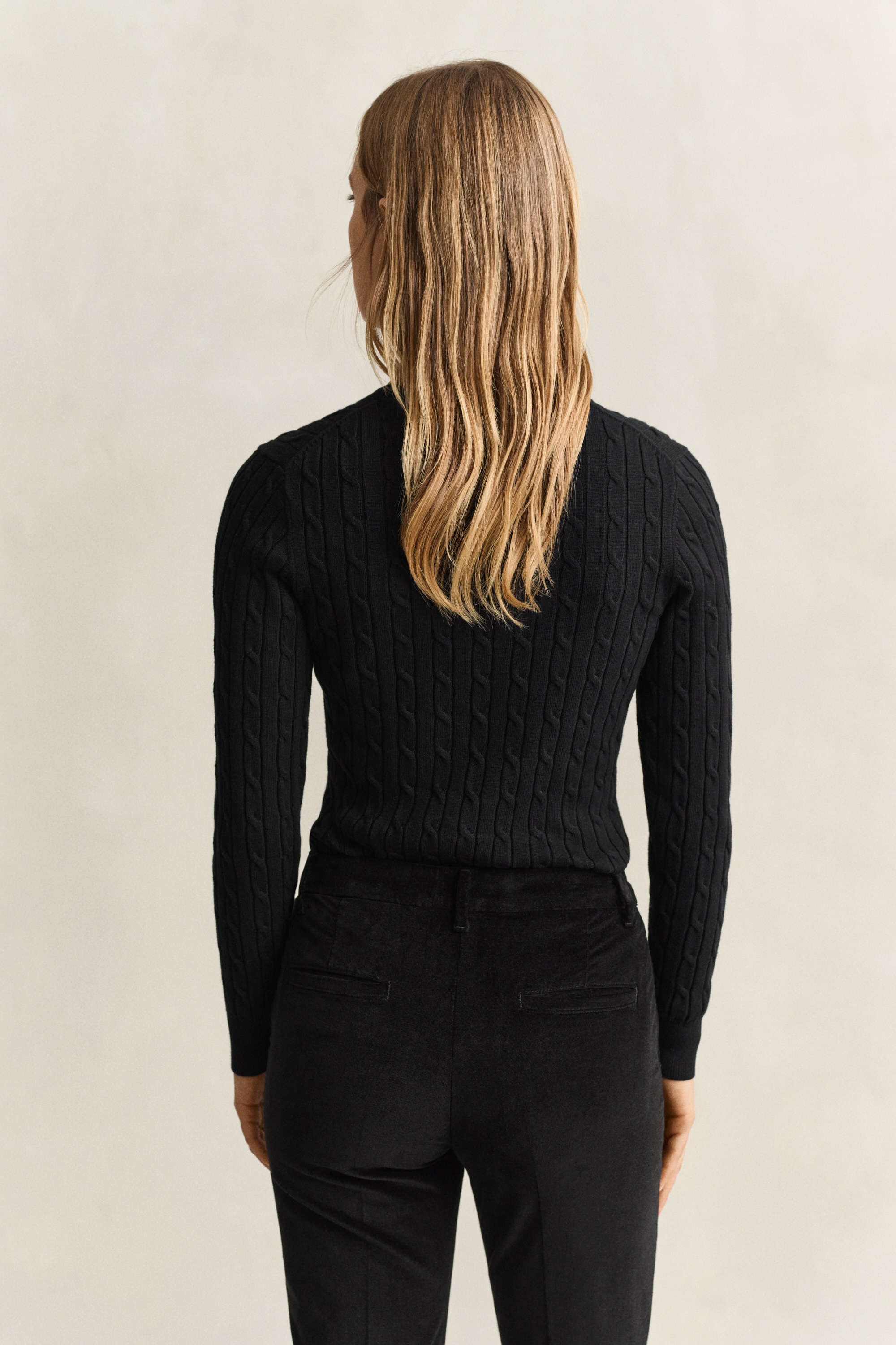 Gant Strickpullover »STRETCH COTTON CABLE V-NECK« mit Logostickerei auf der Brust