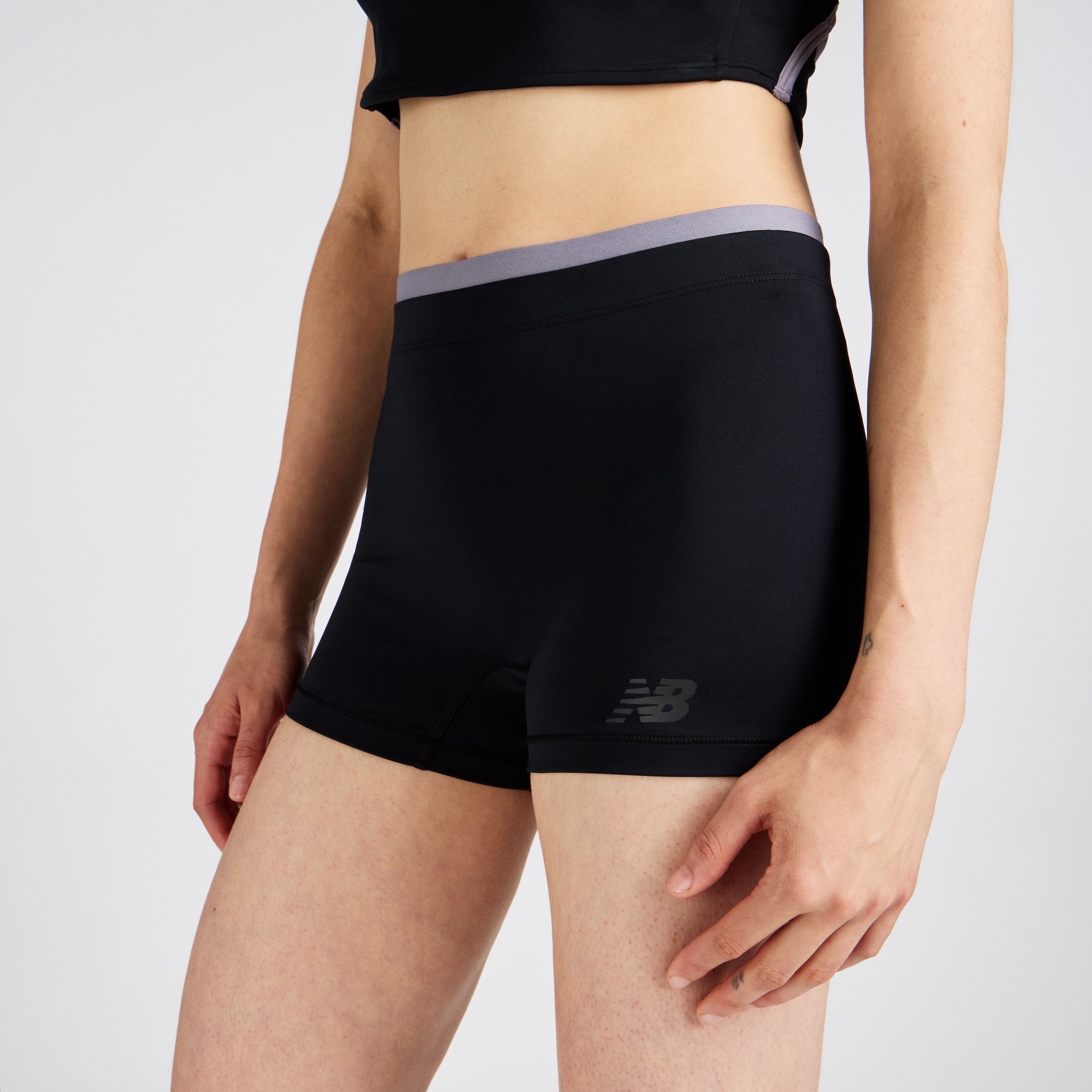 New Balance Laufshorts »FAST DAYS GRAPHIC HOT SHORT«  mit reflektierendem Branding, aus Polyester und Elasthan