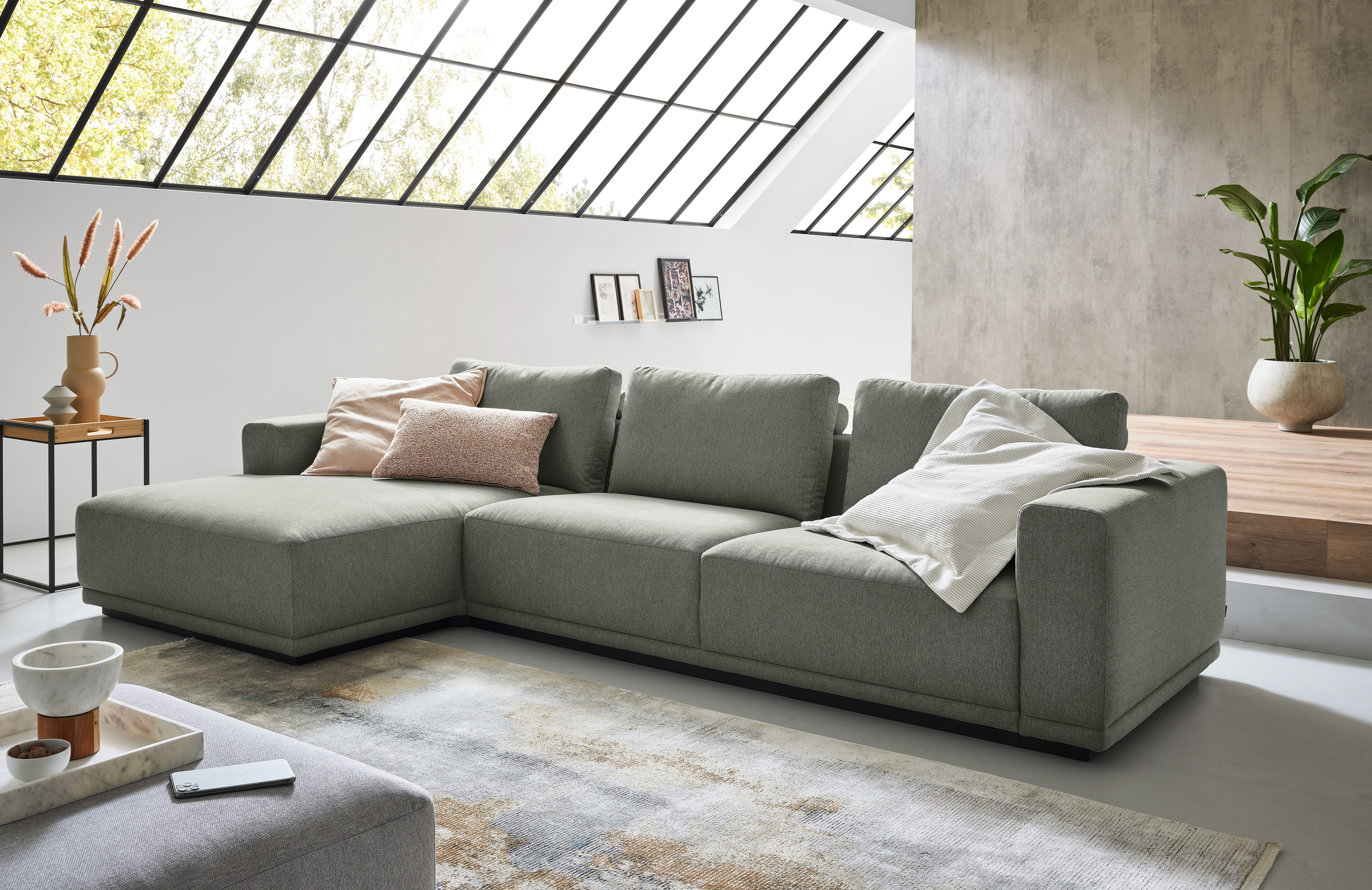 Musterring Ecksofa "JustB PM200, Holzrahmen in schwarz, wahlw. Sitzvorzug, Breite 316cm" Anreihsofa rechts & Longchair links, mit elektrischem Sitzvorzug