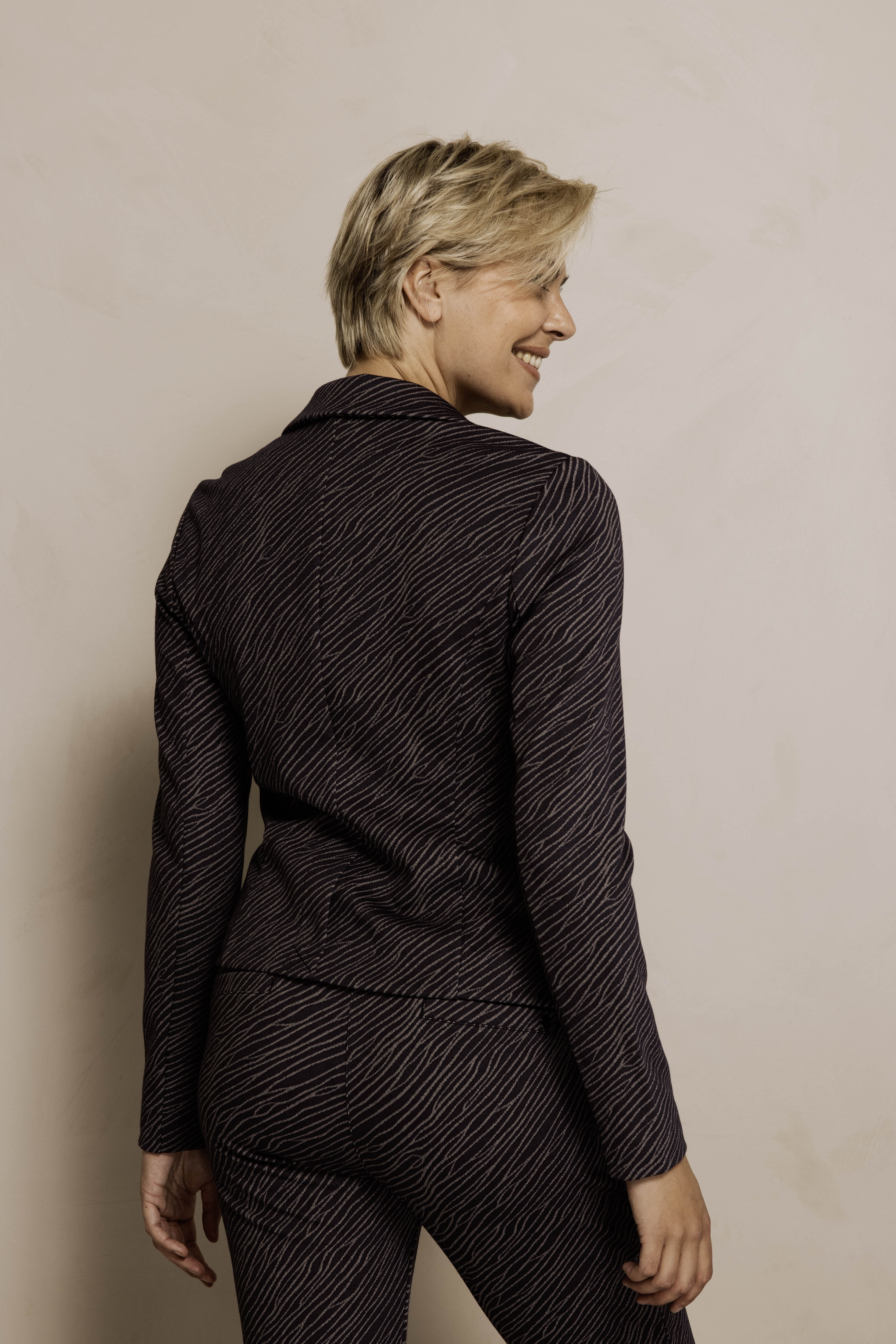 Thumbnail - Zhrill Kurzblazer "ZHBETSY" grafisches Allover-Muster, tailliert