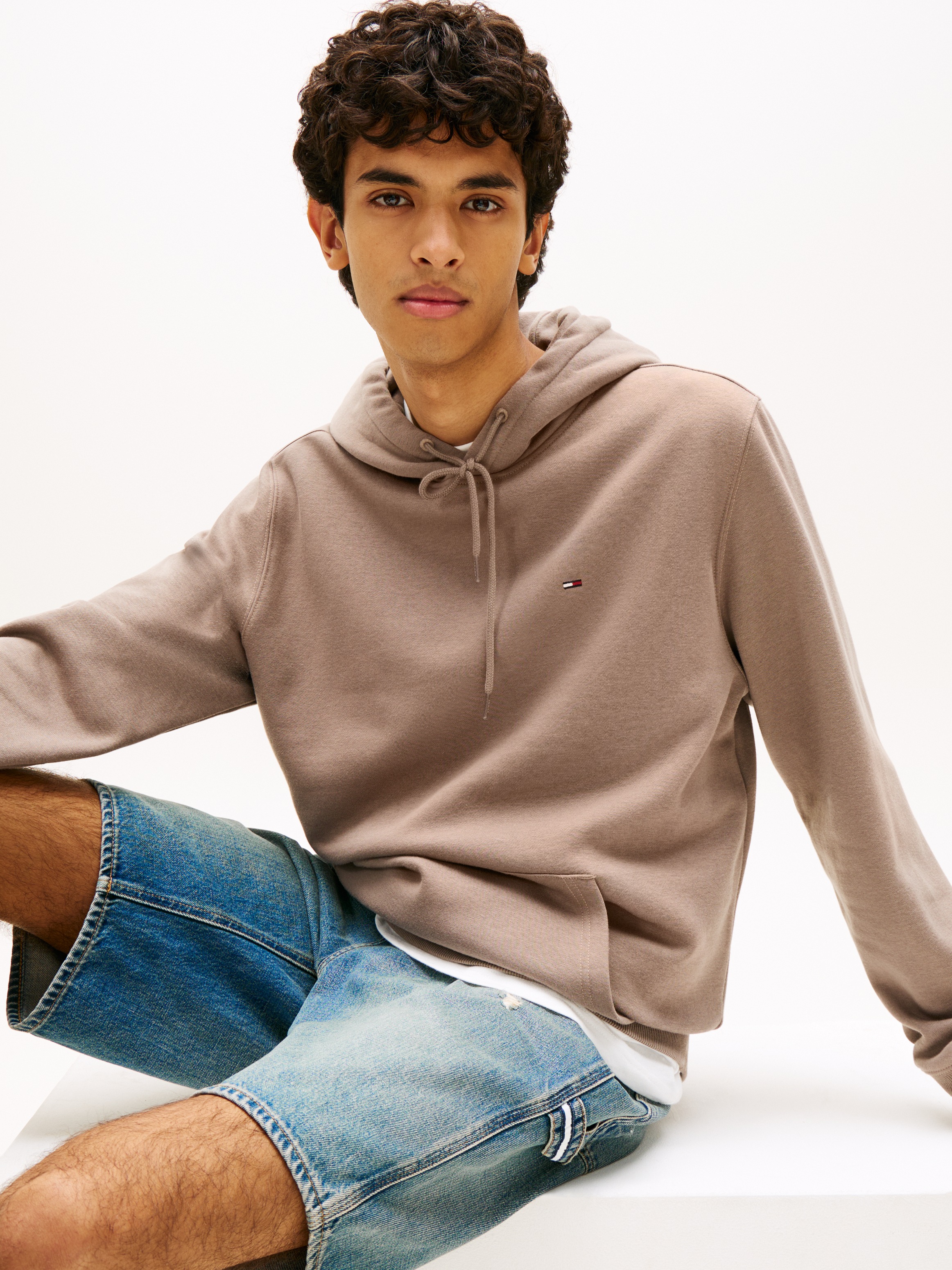 Tommy Jeans Hoodie »TJM REGULAR FLAG«, mit bestickten Markenlogo auf Brusthöhe

