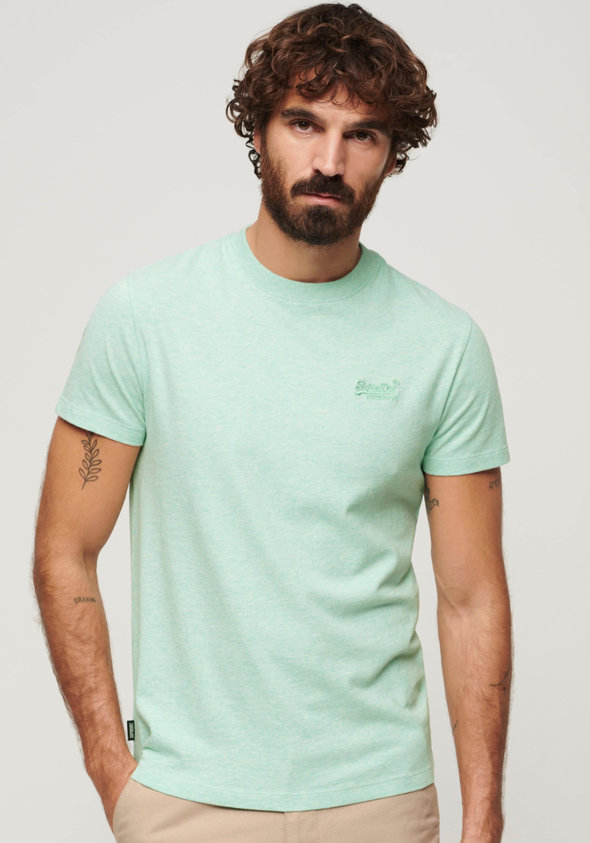 Superdry "ESSENTIAL LOGO EMB TEE" aus Baumwolle und Single Jersey, Slim Fit, Kurzarm, hüftlang