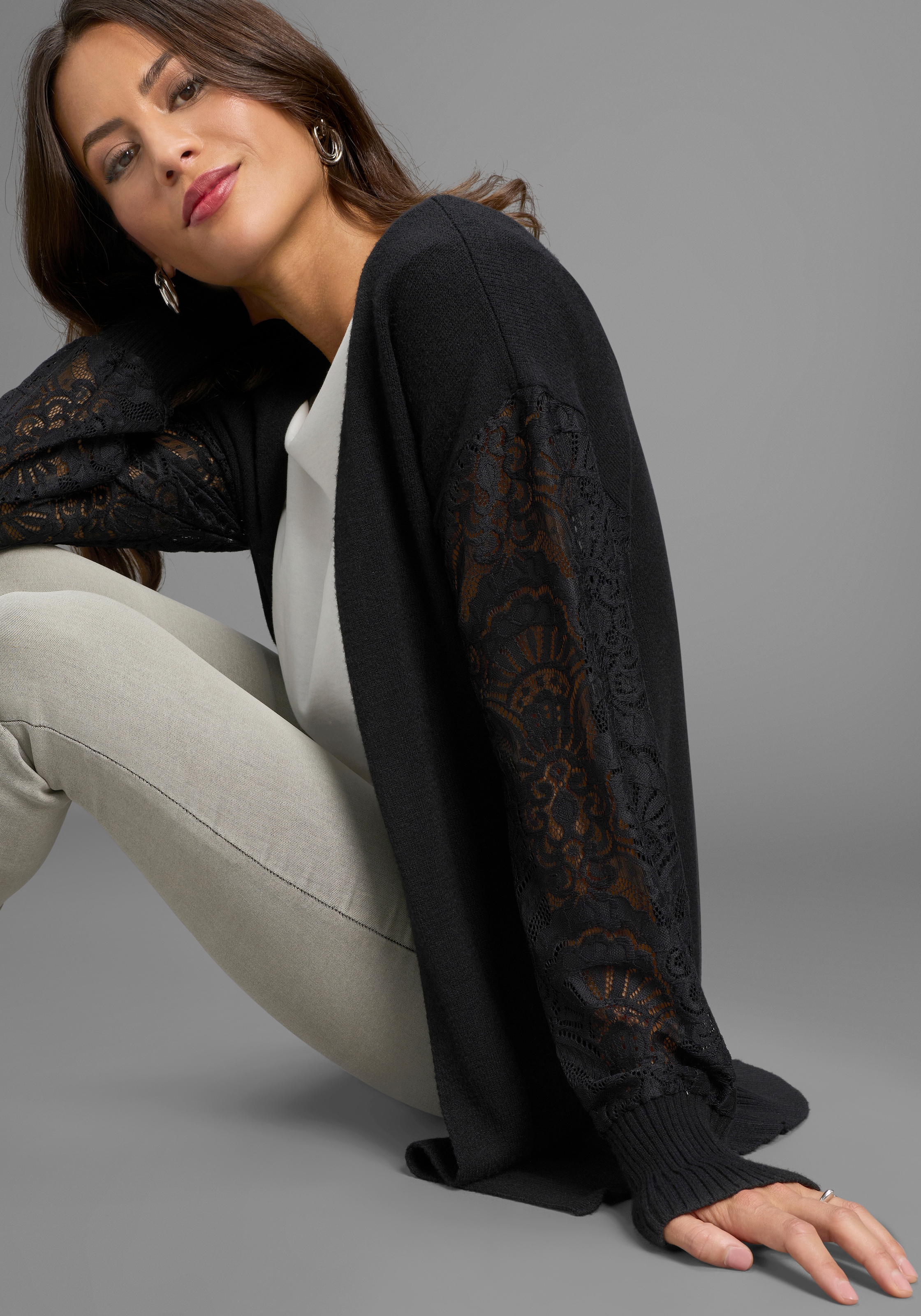 Laura Scott Strickjacke , kuscheliger Winterstrick mit femininen Spitzenärmeln - NEUE KOLLEKTION
