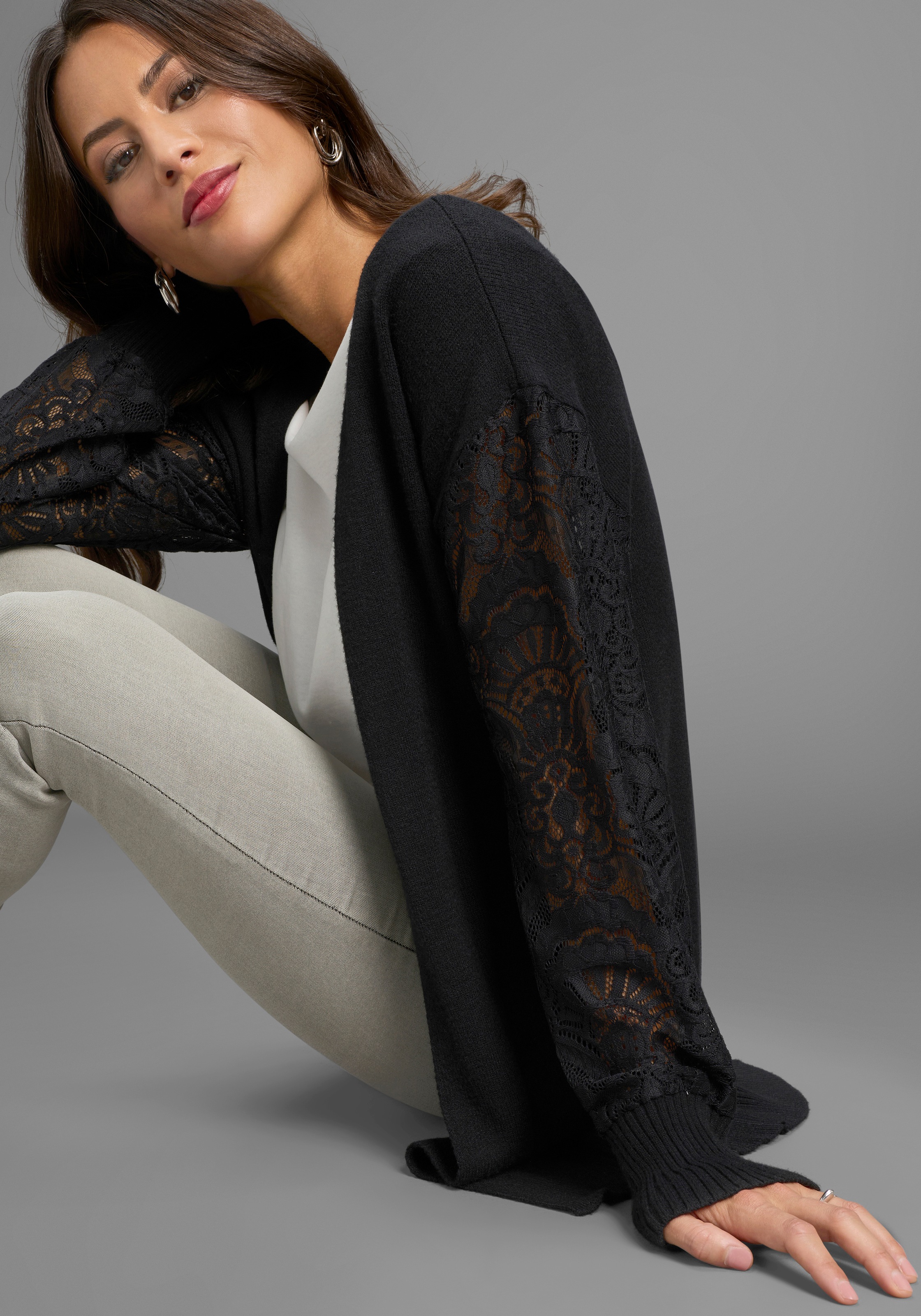 Thumbnail - Laura Scott Strickjacke kuscheliger Winterstrick mit femininen Spitzenärmeln - NEUE KOLLEKTION