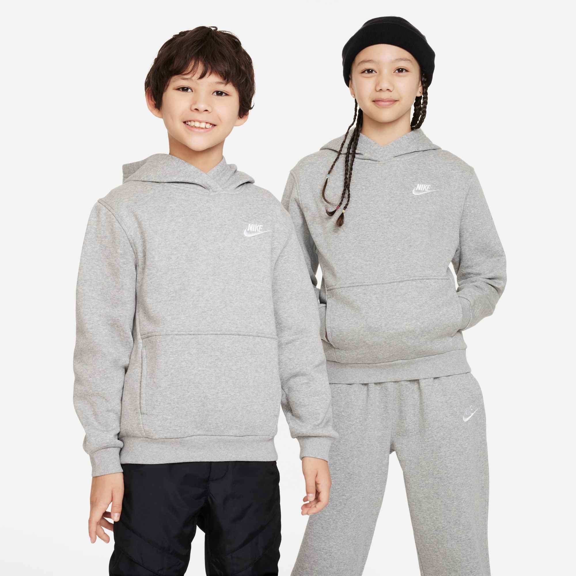 Kapuzensweatshirt NIKE SPORTSWEAR "K NSW CLUB FLC HDY LBR", Mädchen, Gr. S (128/134), grau (dk grau heather, weiß), angeraute Sweatware, Obermaterial: 80% Baumwolle, 20% Polyester, unifarben, Basic normal, Rundhals, angesetztes Bündchen, Sweatshirts, für  2