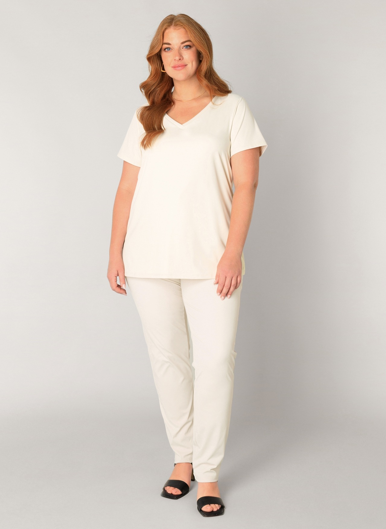 Thumbnail - Base Level Curvy V-Shirt "Lilly" mit Stretch