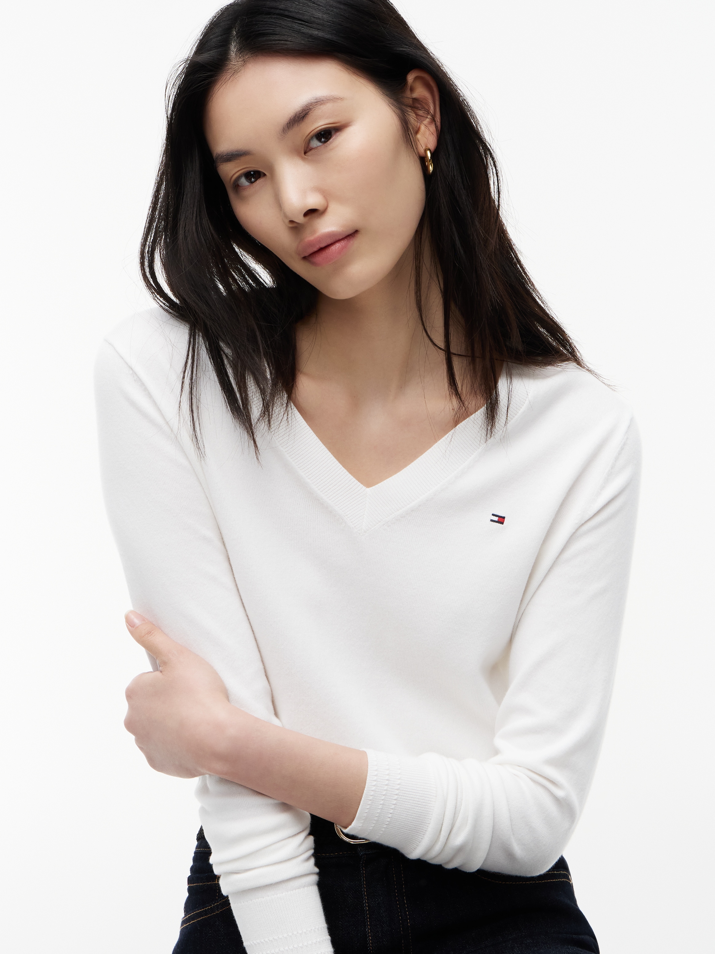 Tommy Hilfiger V-Ausschnitt-Pullover »CO JERSEY STITCH V-NK SWEATER« Kontrastfarbene Streifen im Ausschnitt und Logo Stickerei am Ärmel