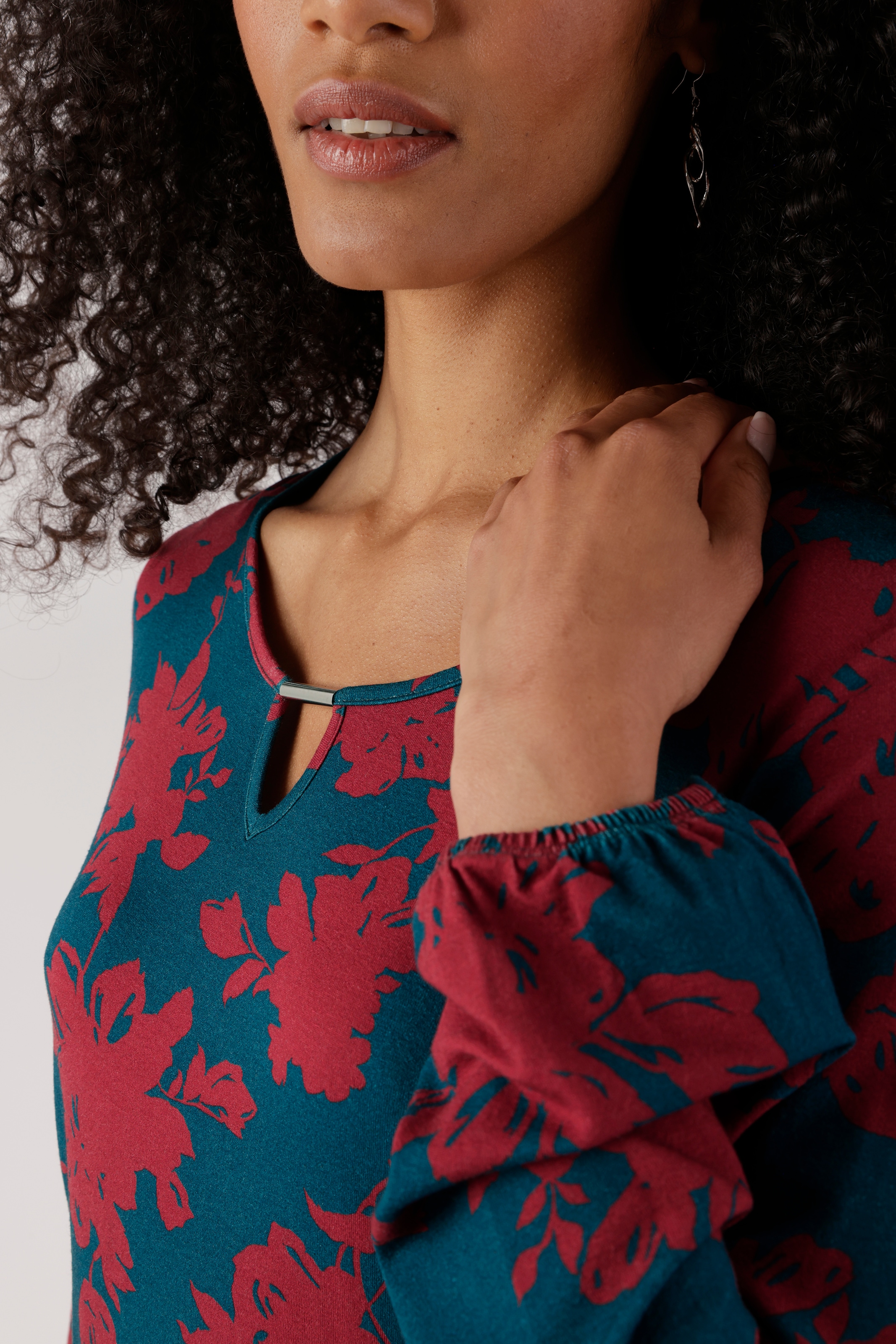 Aniston SELECTED Langarmshirt mit Cut-out und malerischen, floralem Druck - NEUE KOLLEKTION