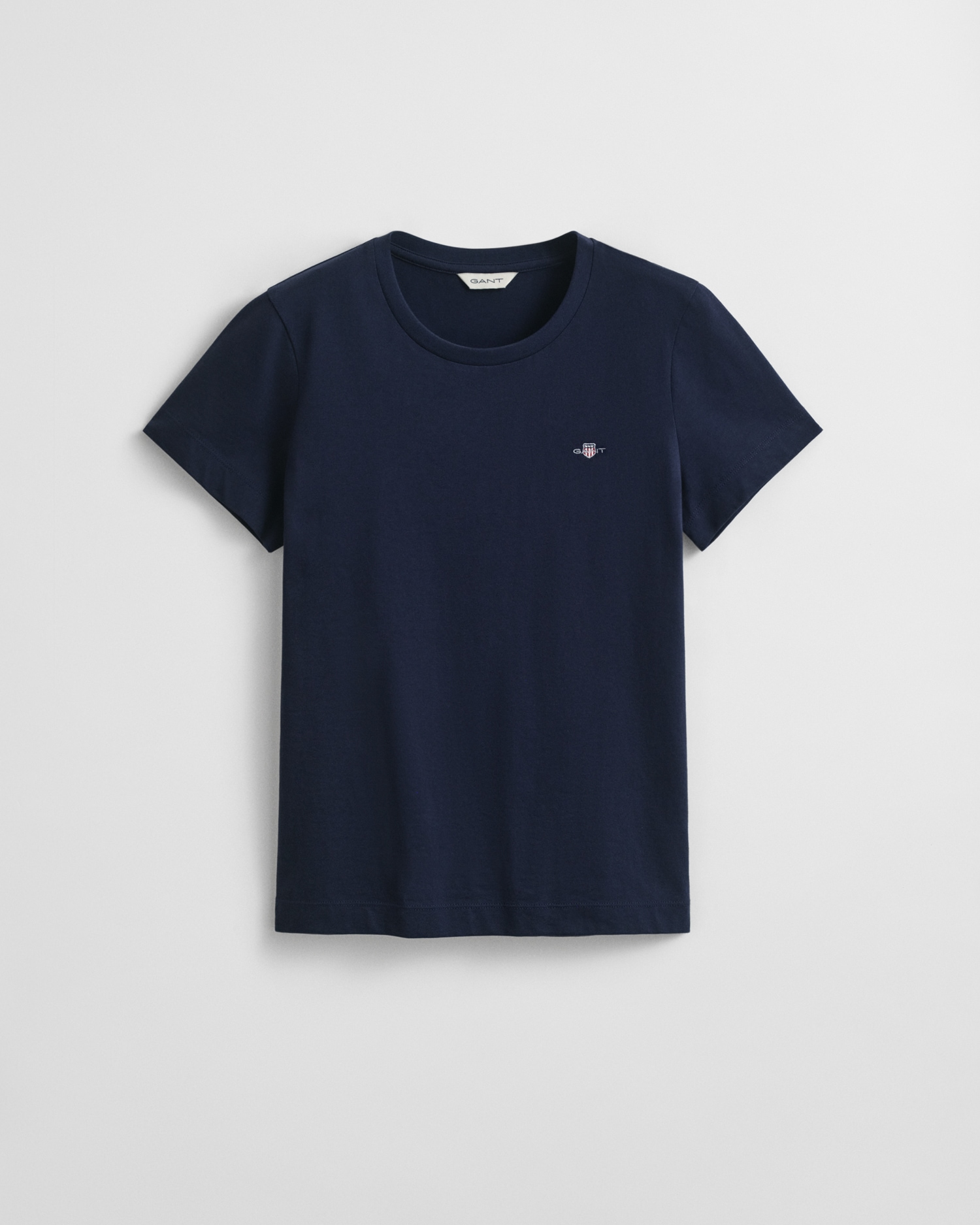 Gant T-Shirt »REG SHIELD KA T-SHIRT« mit einer kleinen aufgestickten Wappen-Grafik auf der Brust