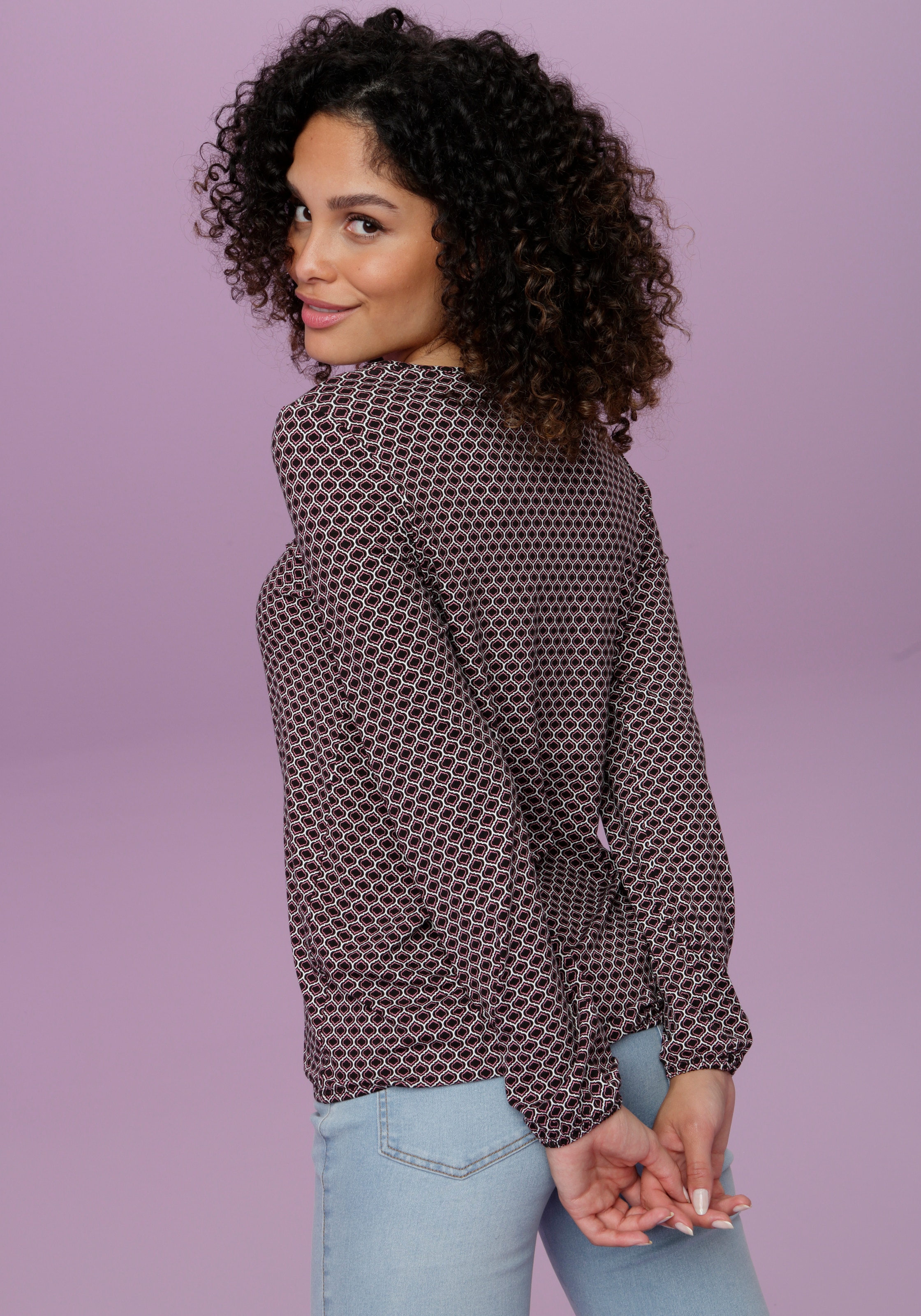 Aniston SELECTED Langarmshirt, in unterschiedlichen Drucken, jeweils mit Schmuckelement