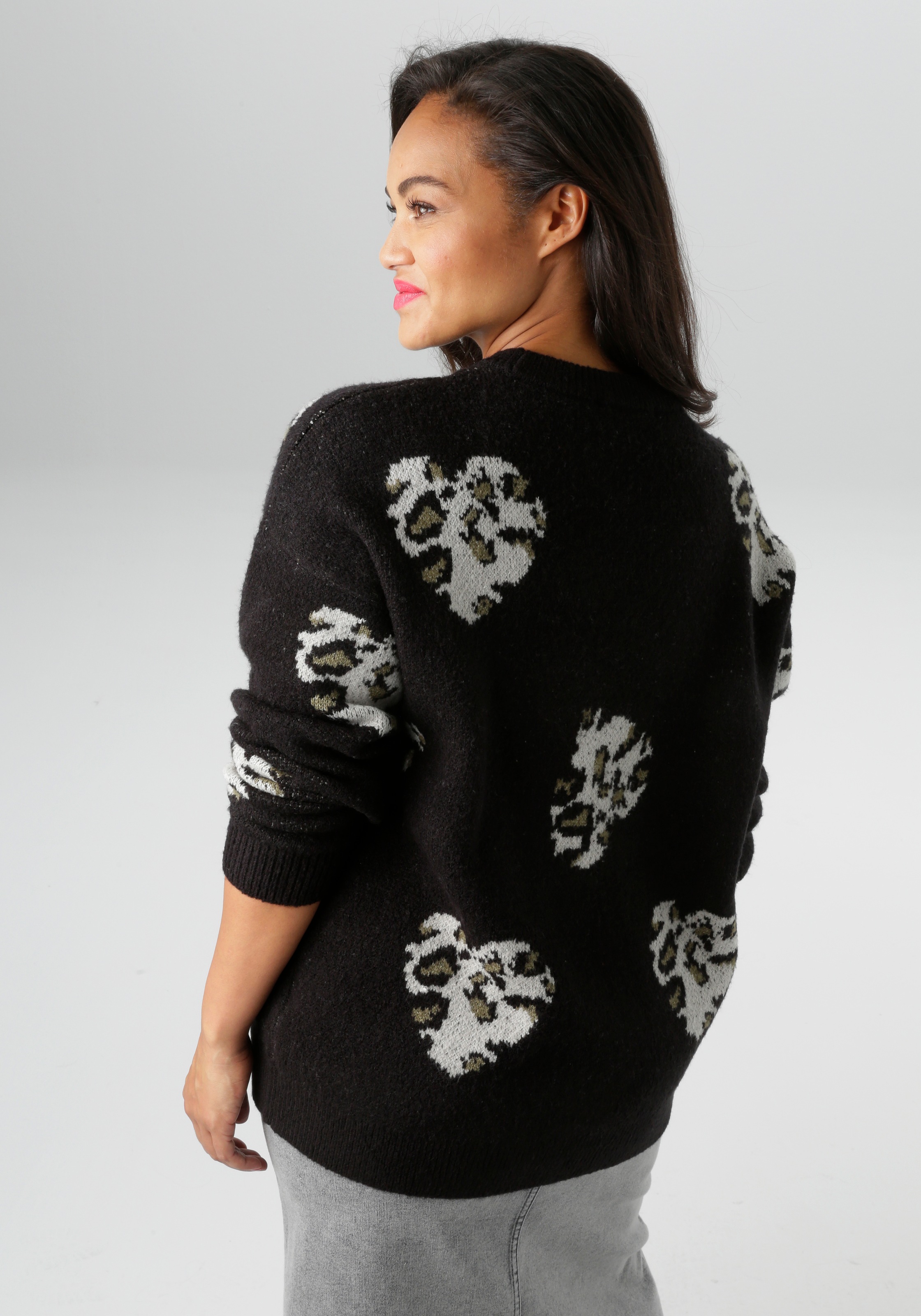 Aniston PLUS Strickpullover, mit eingestrickten Herzchen in Animalprint