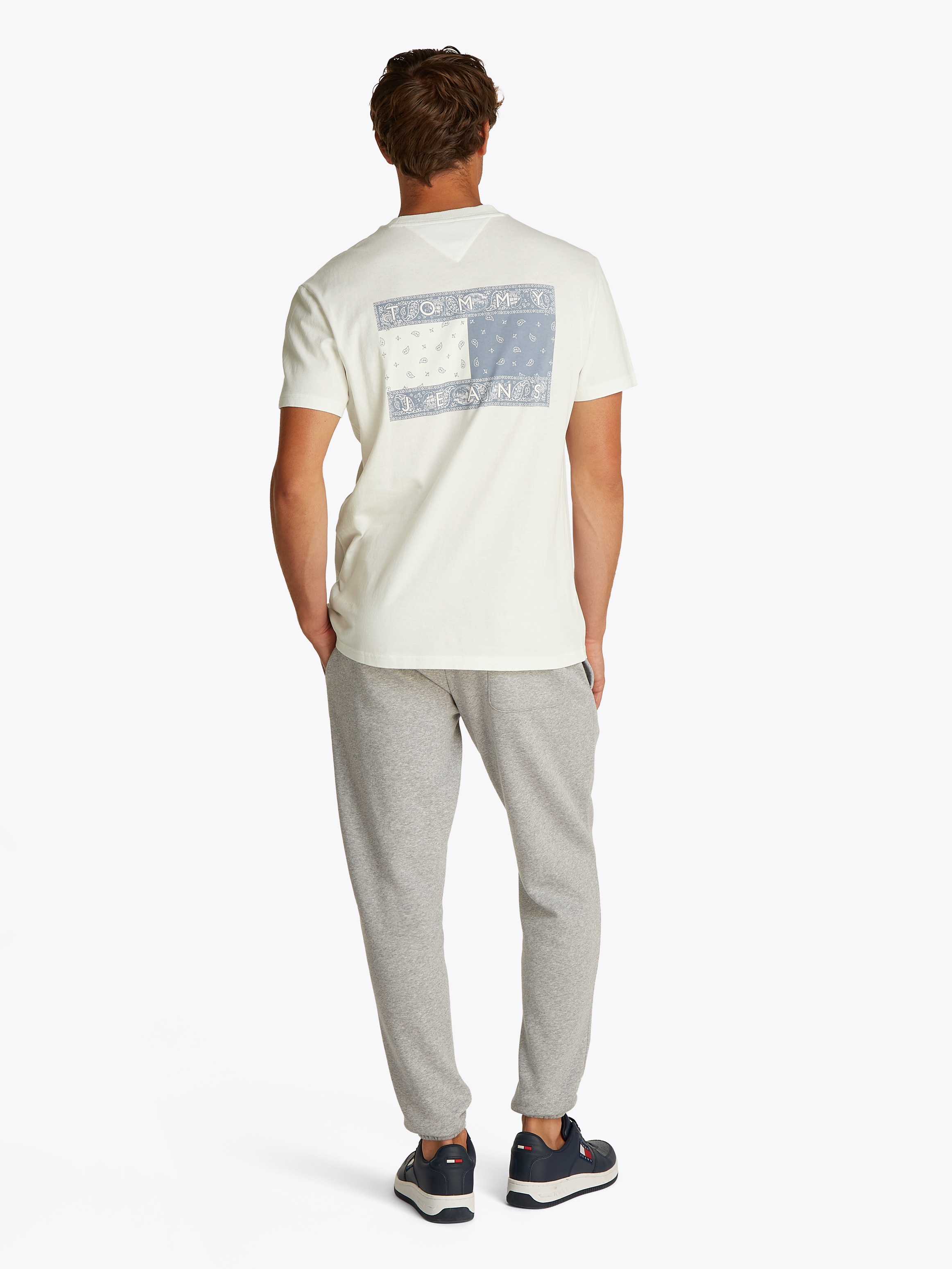 Tommy Jeans Kurzarmshirt »TJM REG PAISLEY FLAG TEE EXT«, Mit Rundhalsausschnitt