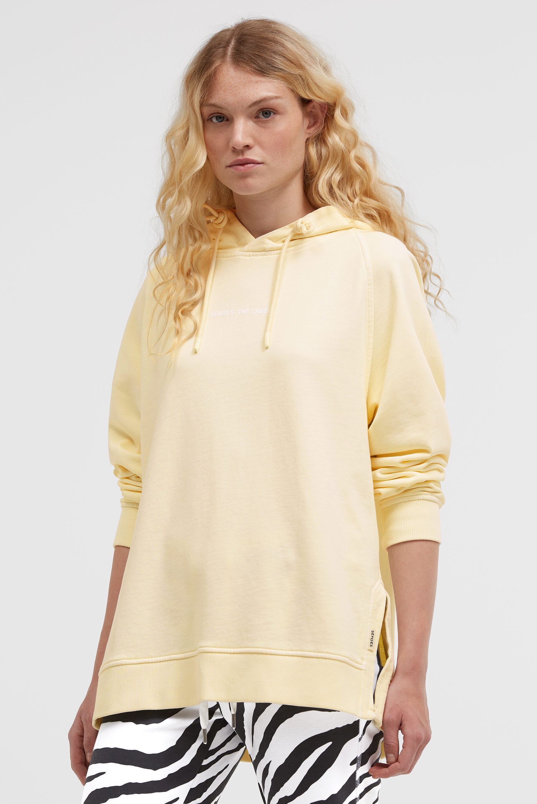 SENSES.THE LABEL Kapuzensweatshirt , mit Seitenschlitze
