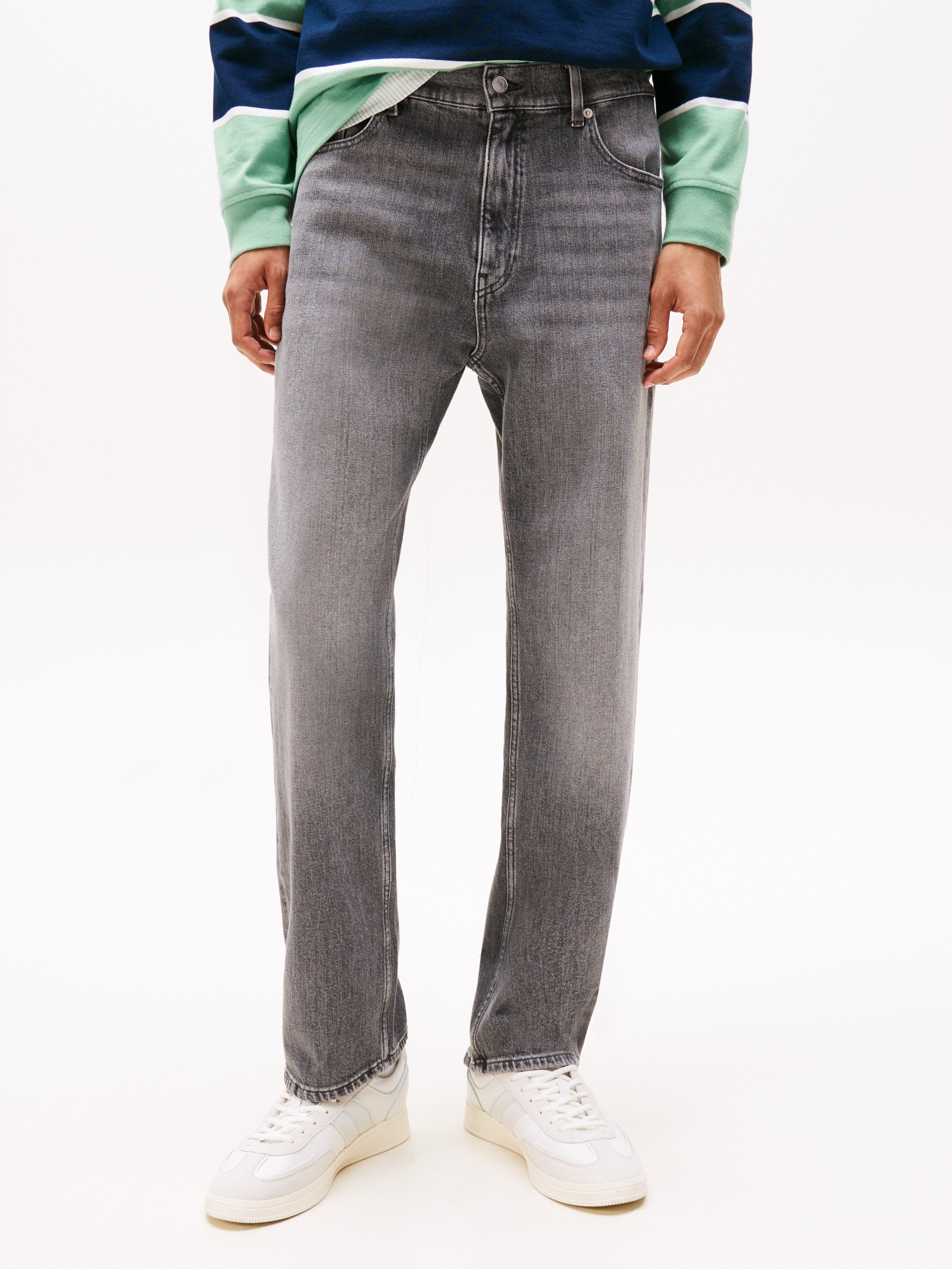 Tommy Jeans "Sonny Regular Tapered" mit dezenter Waschung