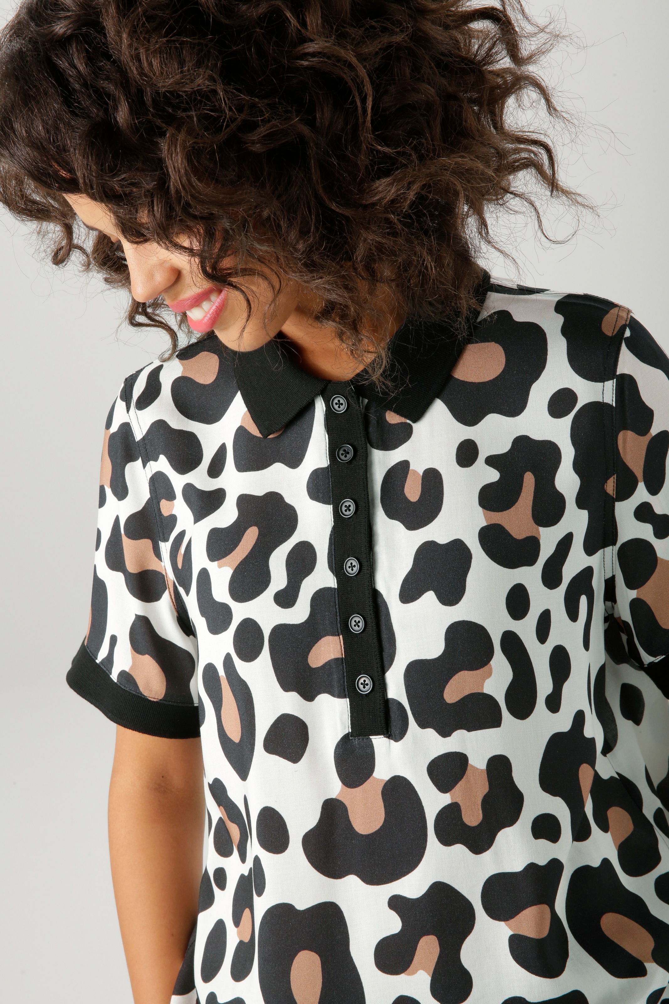 Thumbnail - Aniston CASUAL Kurzarmbluse im extravaganten Animal-Print- jedes Teil ein Unikat - NEUE KOLLEKTION