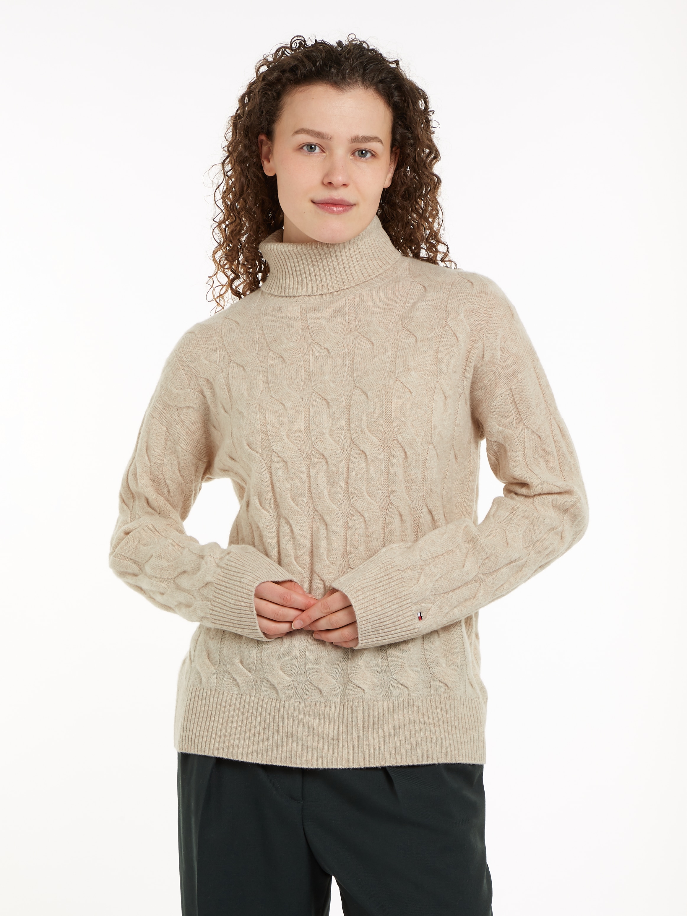 Tommy Hilfiger Rollkragenpullover "SOFT WOOL CABLE ROLL-NK SWEATER", mit Logostickerei, allover Zopfmuster, Rollkragen, 