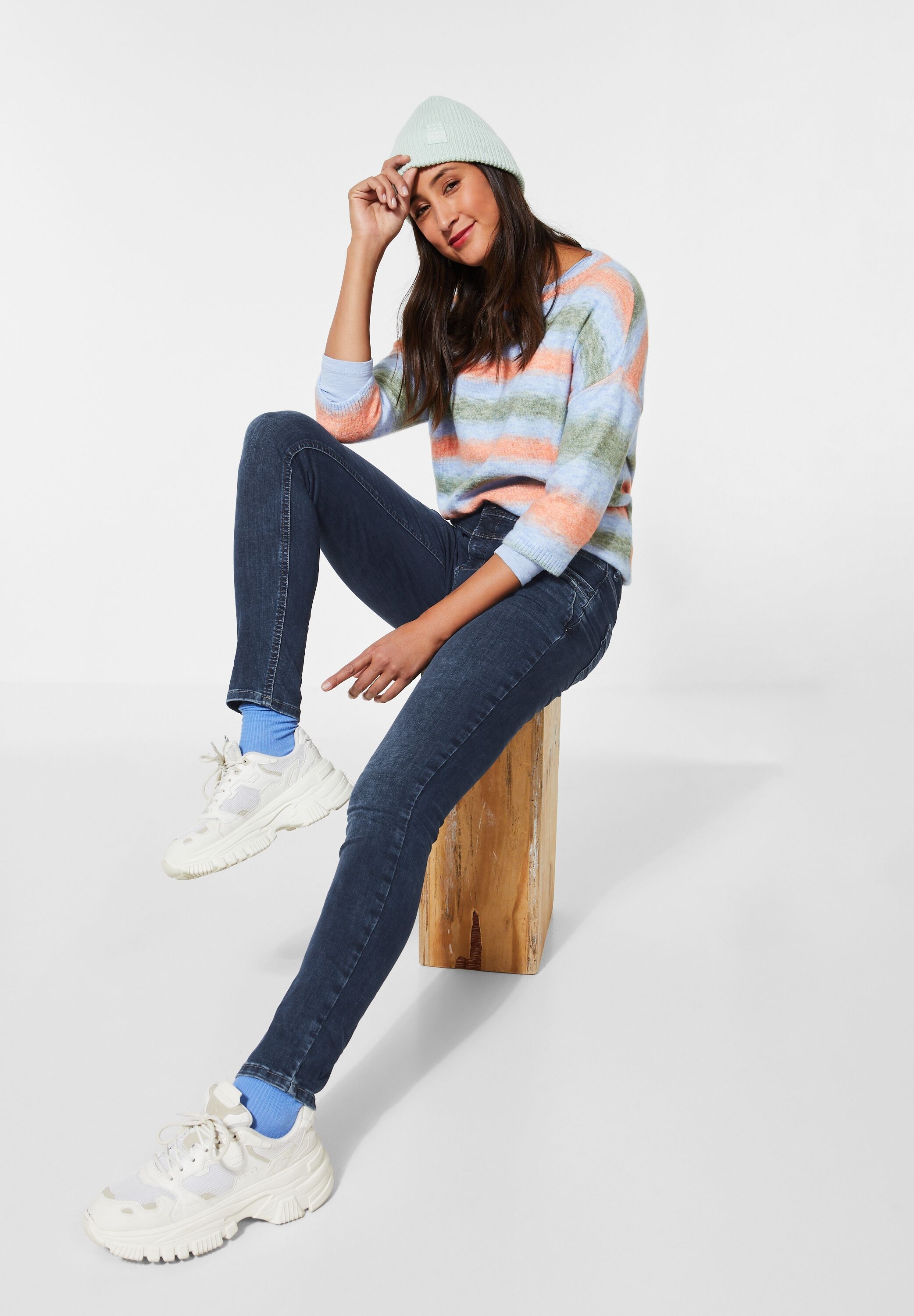 STREET ONE Slim-fit-Jeans, mit dekorativen Nieten