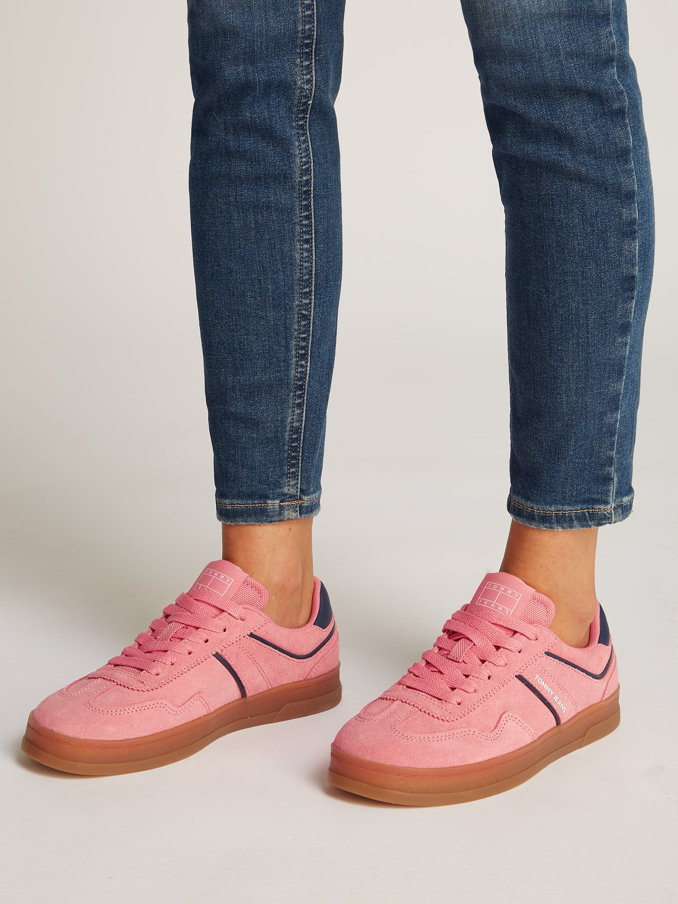 Tommy Jeans Plateausneaker »THE GREENWICH SUEDE«, Freizeitschuh, Halbschuh, Schnürschuh mit gepolstertem Schaftrand