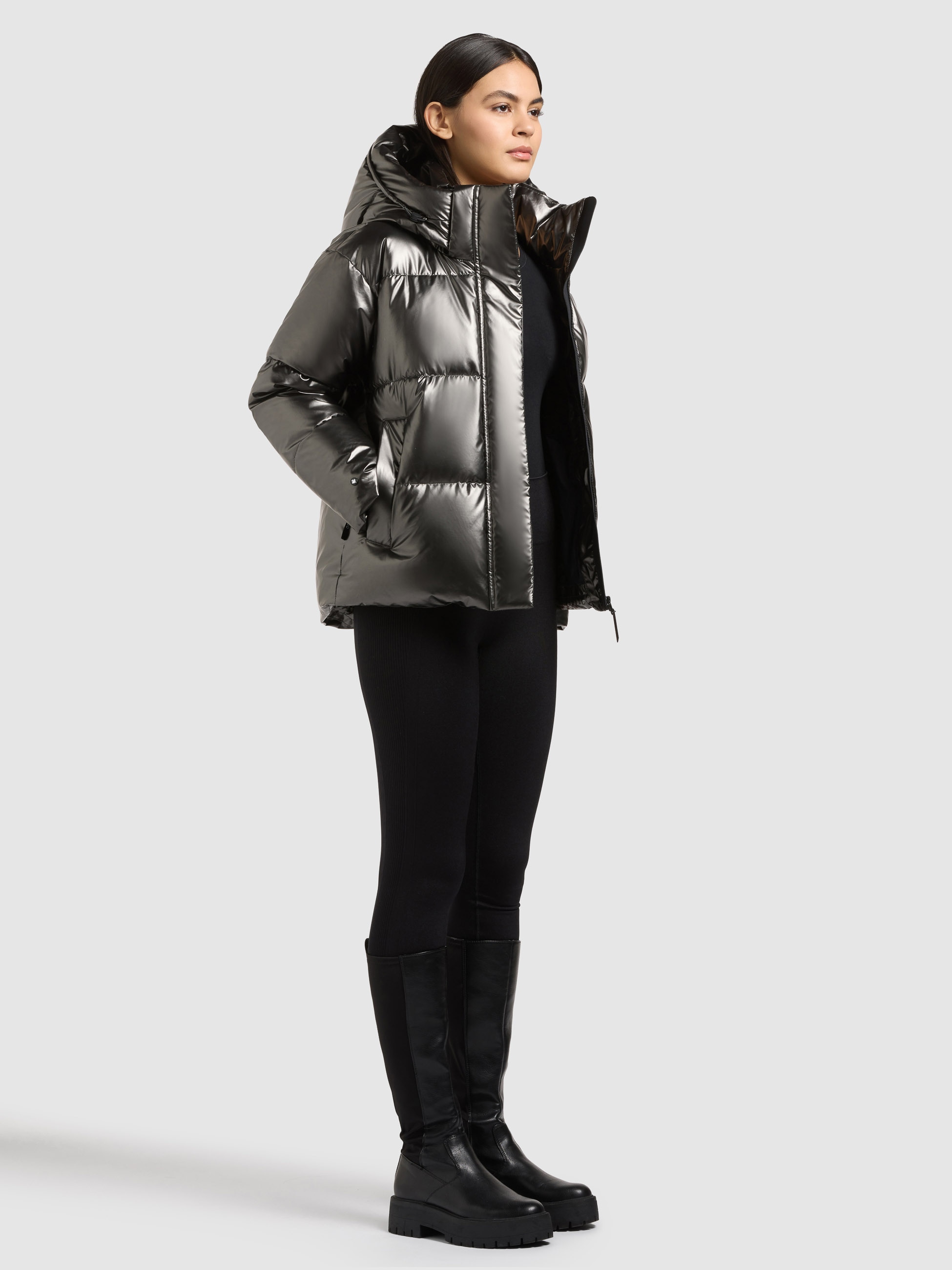 khujo Steppjacke »DEVINA3 SHINY« mit Kapuze Reißverschlusstaschen, eine Innentasche