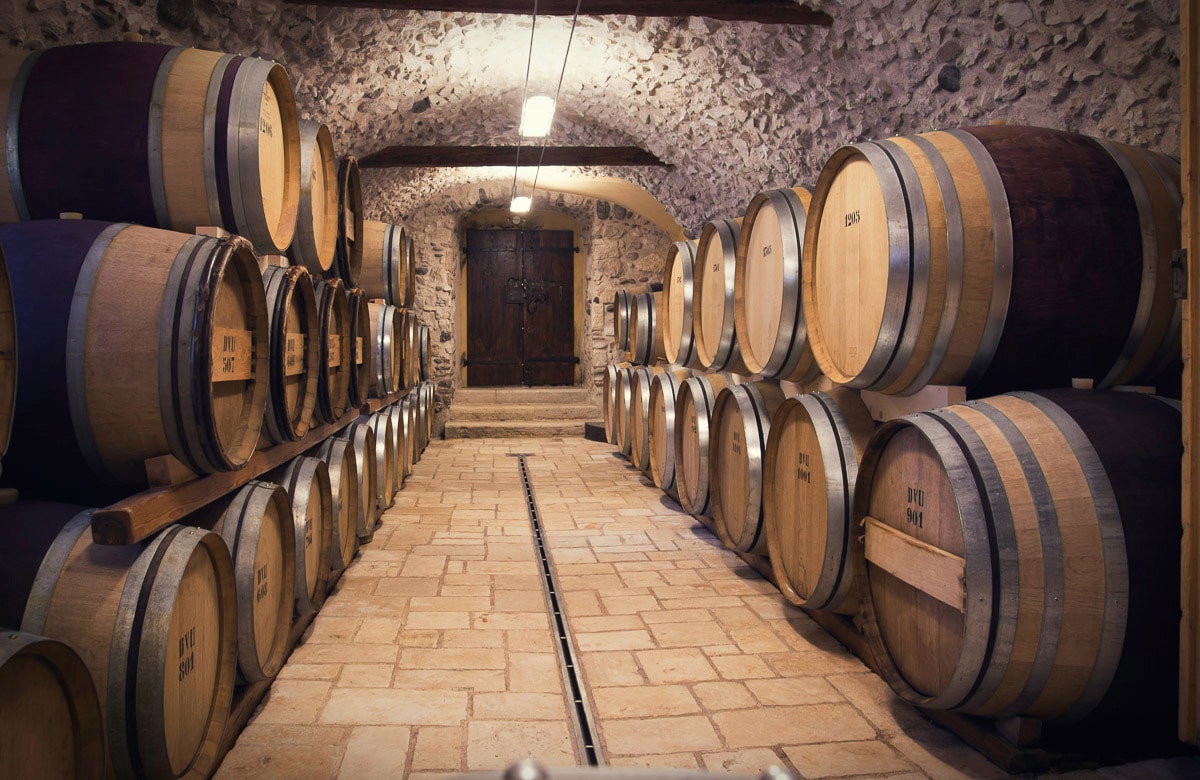 Papermoon "Alter Wein Gewölbekeller mit Fässern"