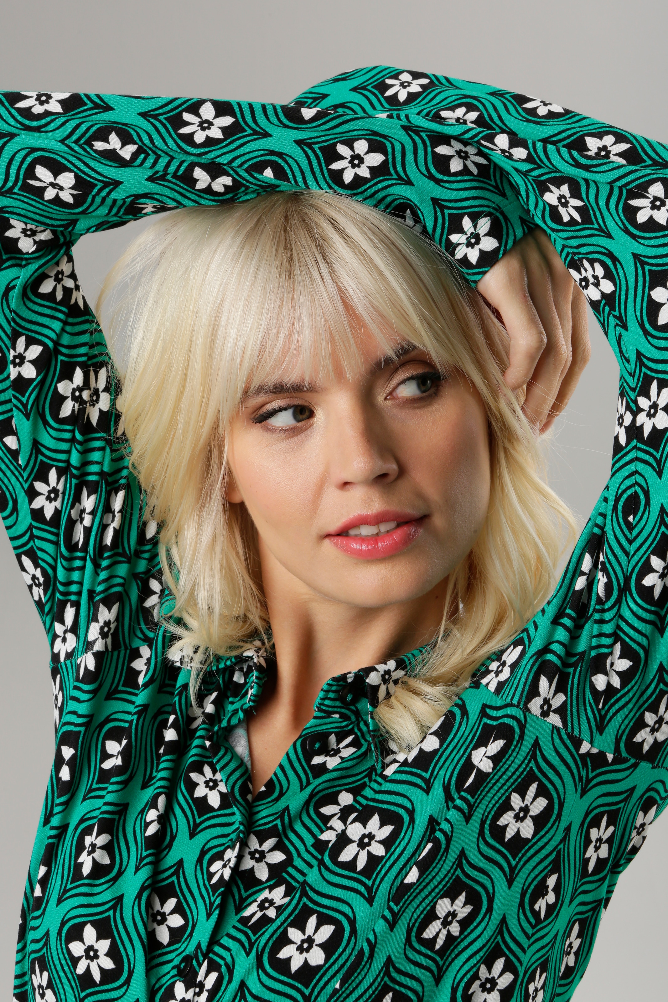 Aniston SELECTED Hemdbluse, BAUR - elastischem | aus KOLLEKTION Jersey für NEUE kaufen