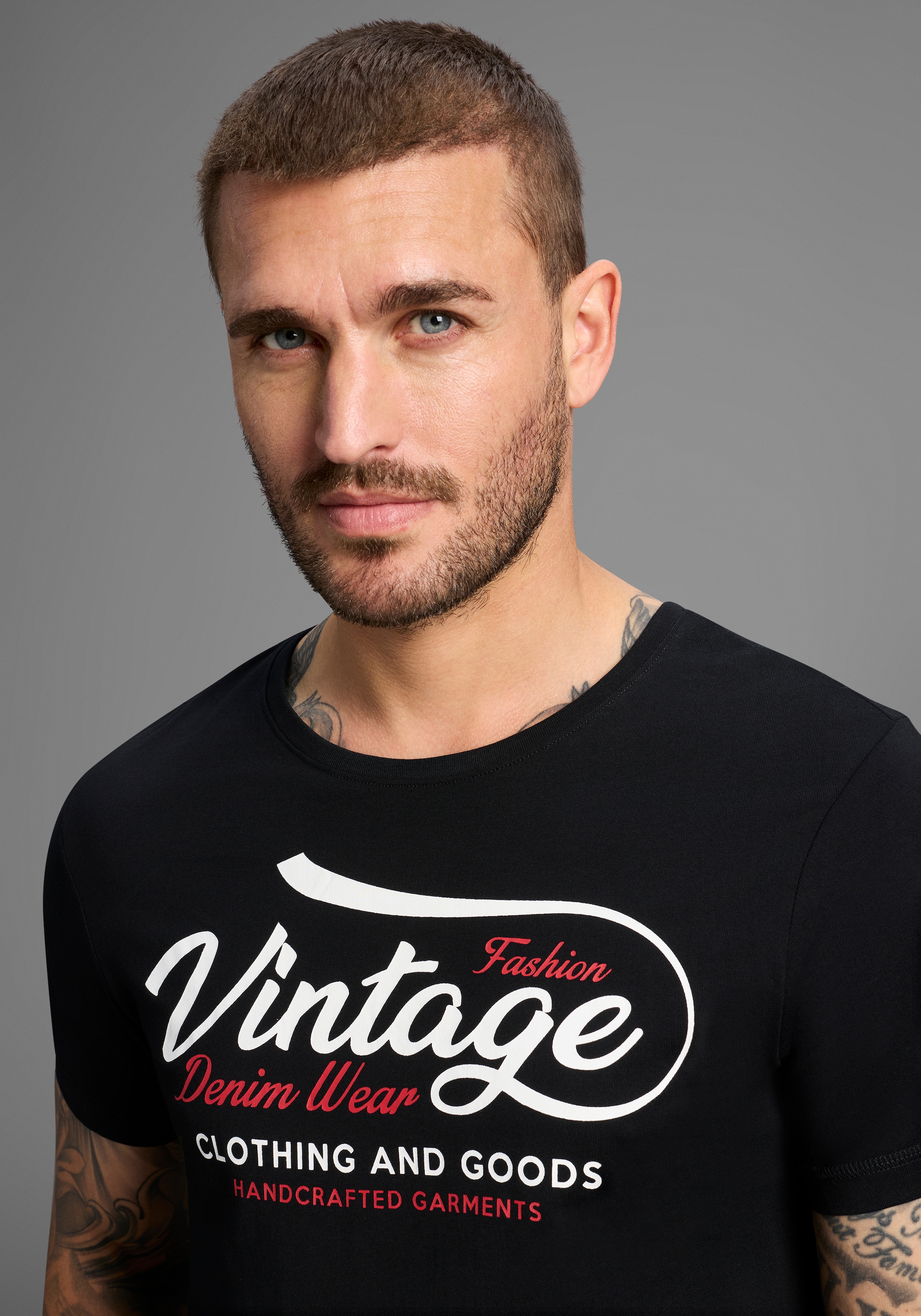 AJC T-Shirt, kurzärmelig, schmal geschnitten, mit stylischem Druck