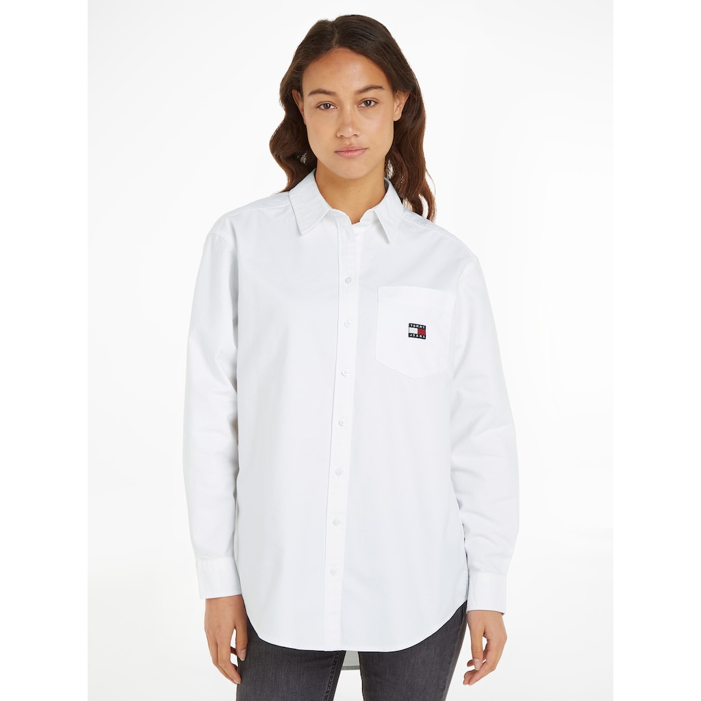 Tommy Jeans Blusentop »TJW BADGE BOYFRIEND«, mit Tommy Jeans Logo-Badge