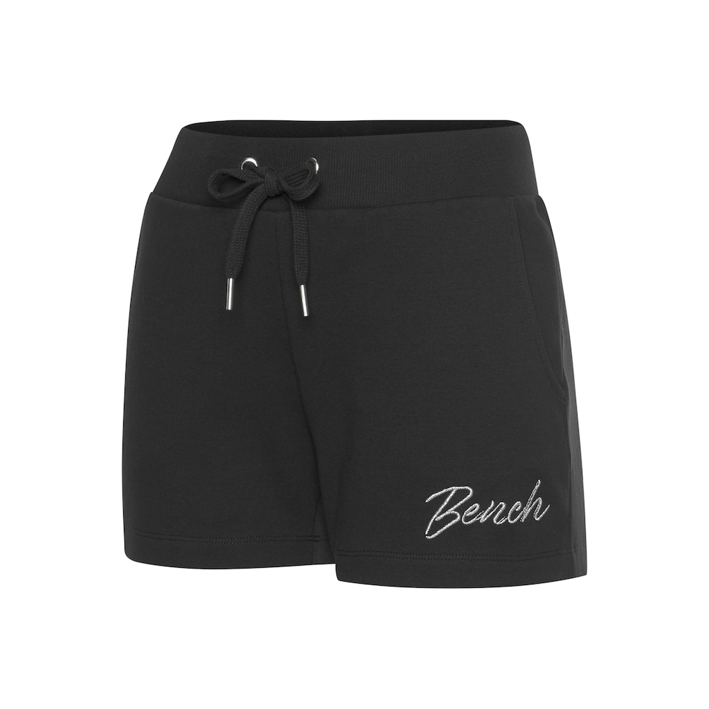 Bench. Loungewear Relaxshorts, mit kleiner glänzenden Logostickerei, Loungeanzug