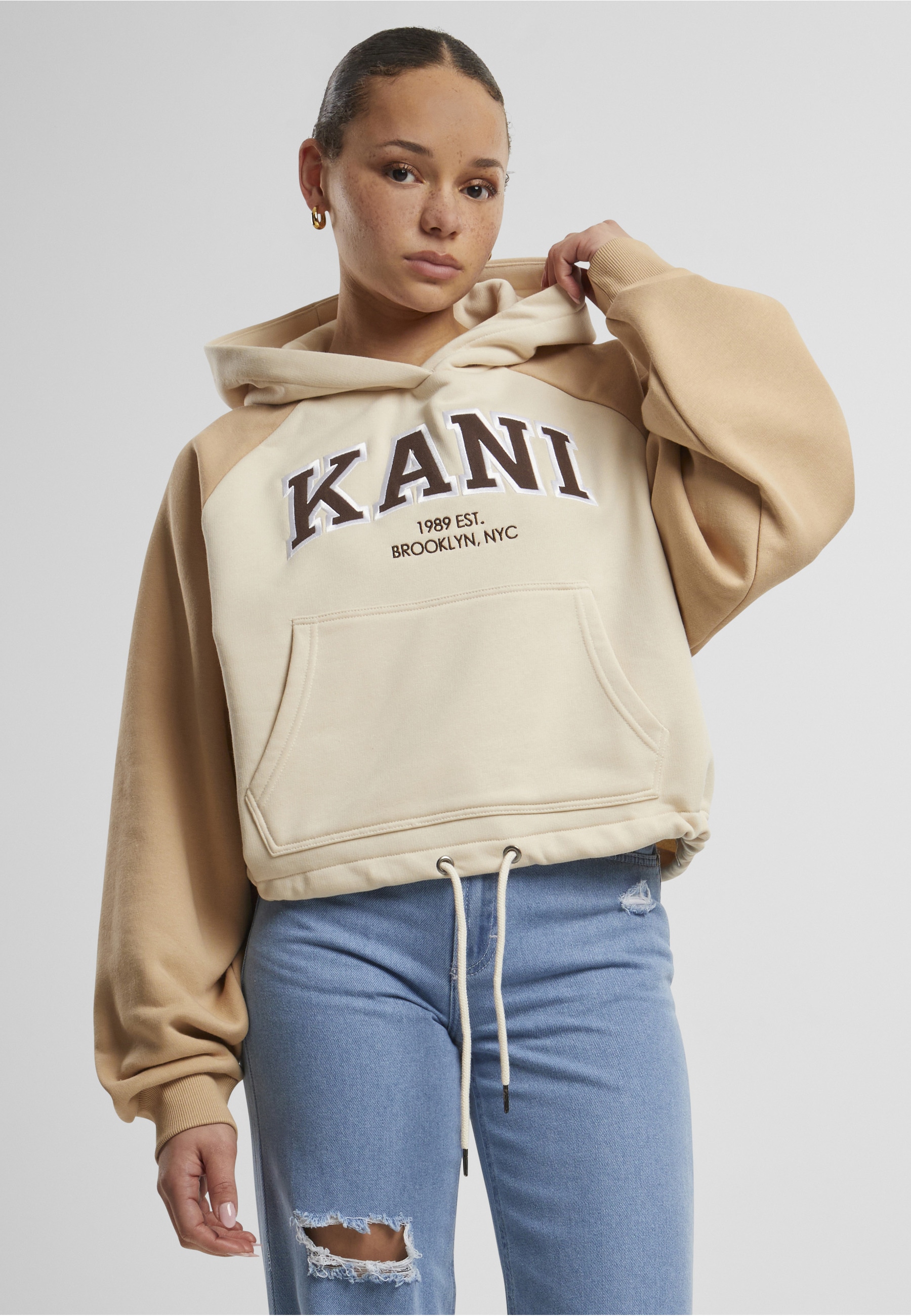 Karl Kani Kapuzenpullover »Karl Kani Damen KW224-005-2 KK Serif Crop Raglan Hoodie« 1 Stk.