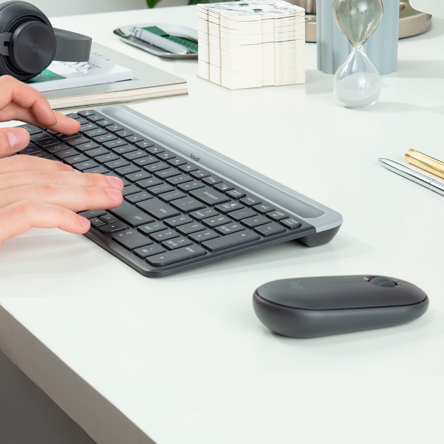 Logitech Tastatur »MK470«, (Angenehmes Tippen-Antirutsch-Füße-Fn-Tasten-Lautstärkeregler-Multimedia-Tasten-Windows-Sperrtaste-Ziffernblock)