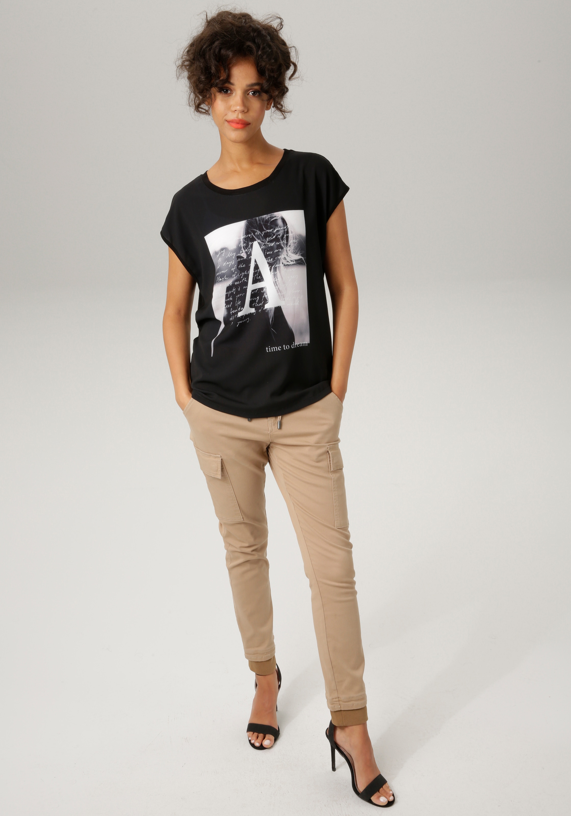 Aniston CASUAL T-Shirt, mit BAUR kaufen verträumten | online Frontdruck