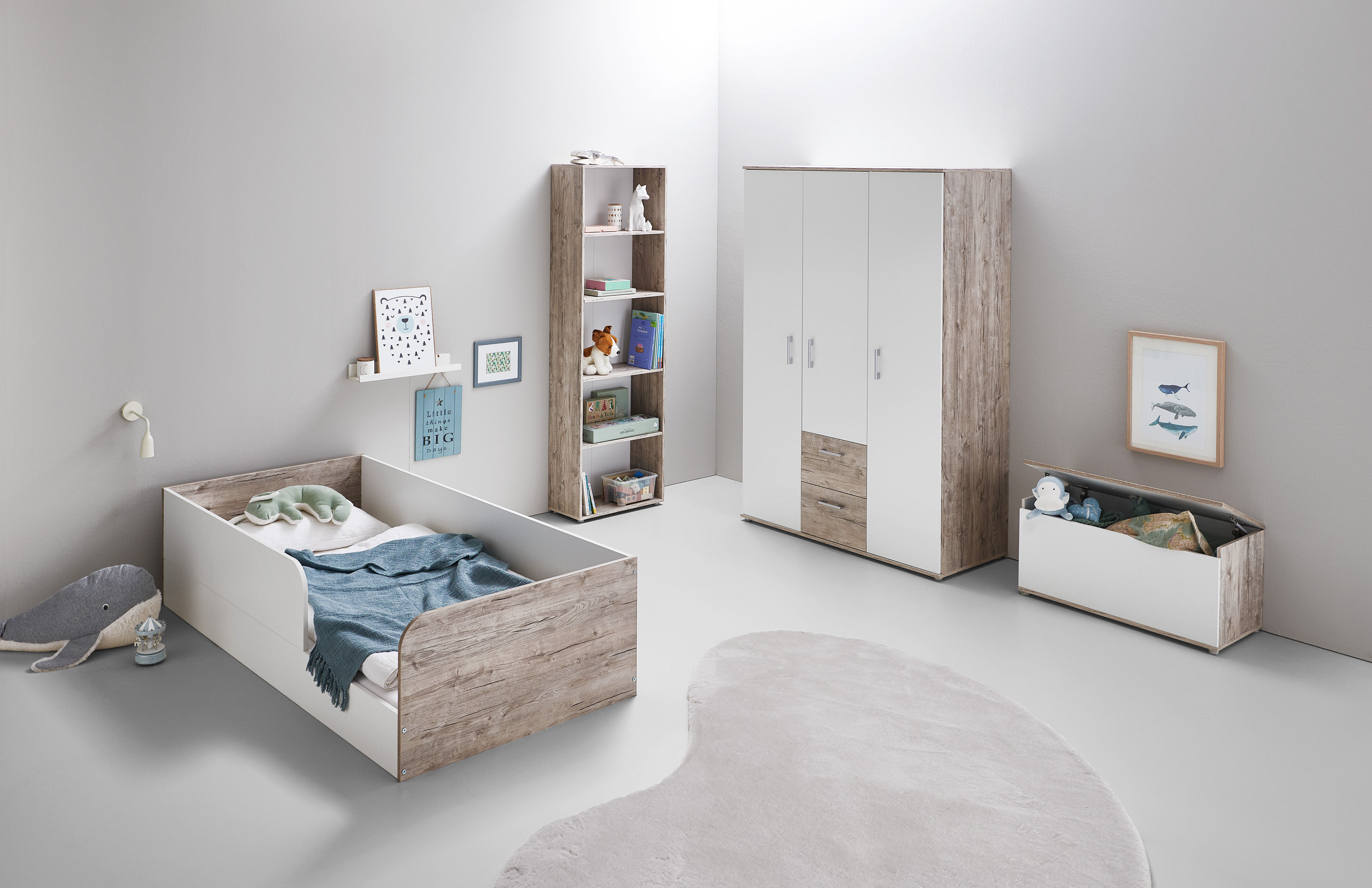 OTTO home Jugendzimmer-Set "Kinderzimmer-Set "Riekke" 4-teilig" Spar-Set, Bodenbett, Kleiderschrank 3 Türen, Standregal, Truhe, 4 Stk. tlg. Farblich abgestimmte Möbelserie