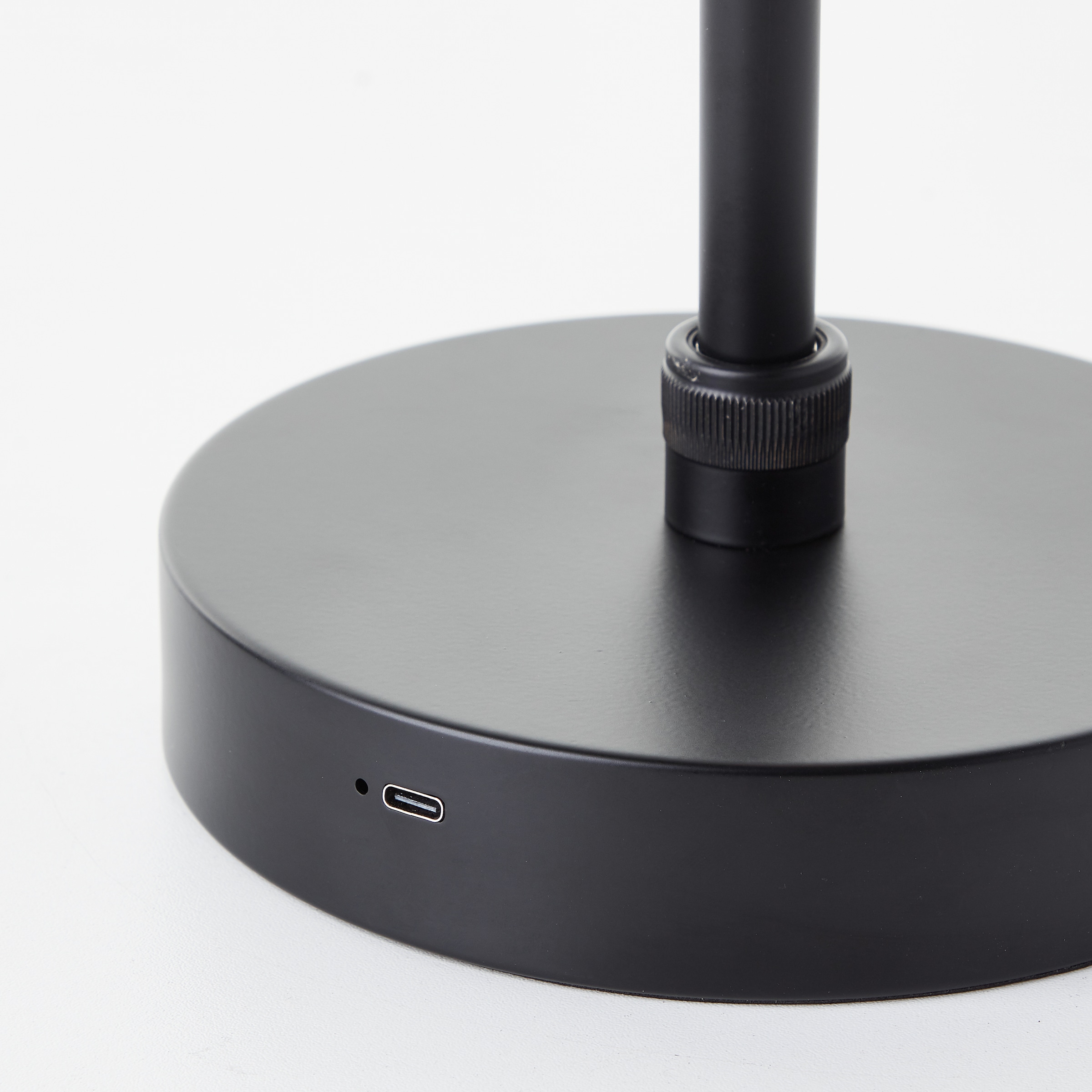 Brilliant LED Schreibtischleuchte »Pesso«,  380 lm, 3000 K, 3-Stufen dimmbar, schwenkbar, aufladbar über USB-C