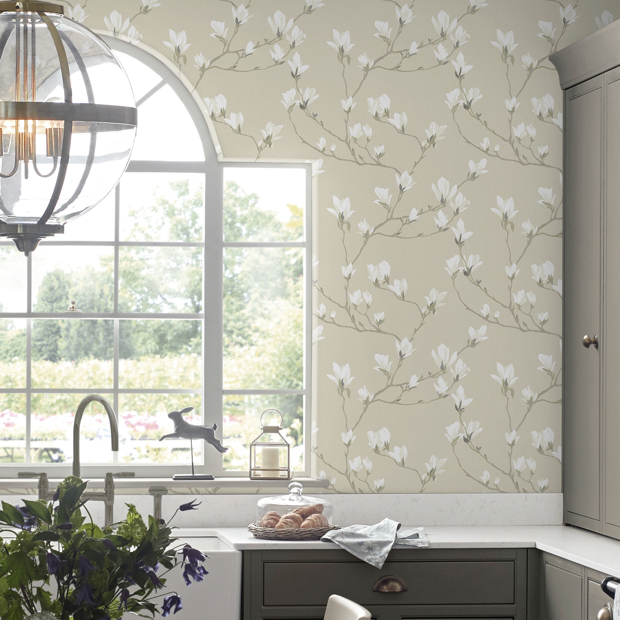 LAURA ASHLEY Vliestapete »Magnolia Grove«, gemustert, FSC® zertifiziert, mit lebhaftem Druck, 10 Meter Länge