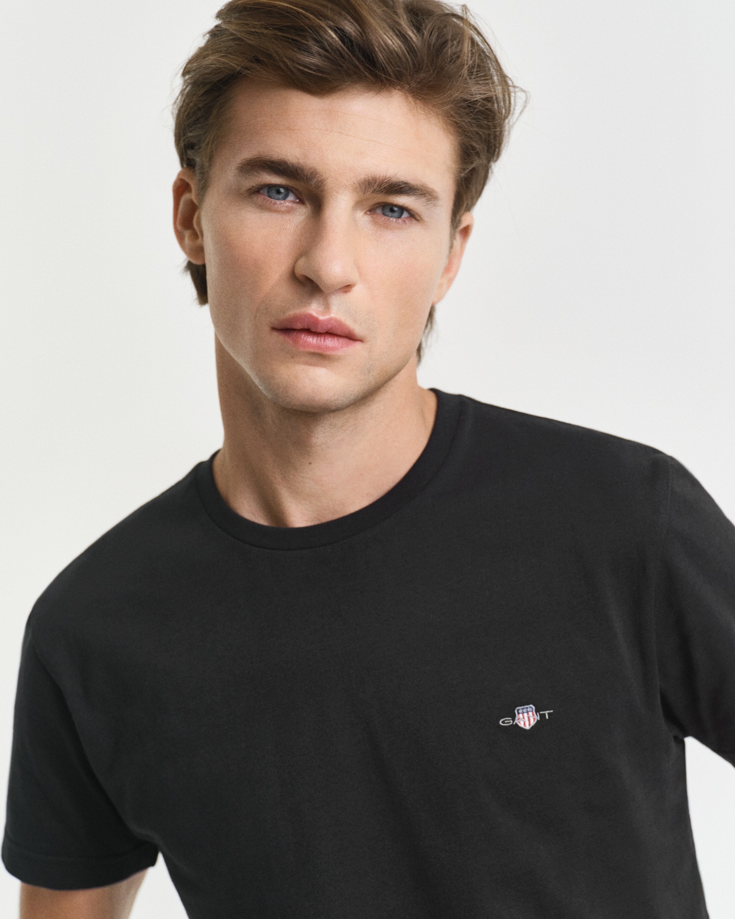 Gant T-Shirt »SLIM SHIELD SS T-SHIRT«, mit Logostickerei auf der Brust