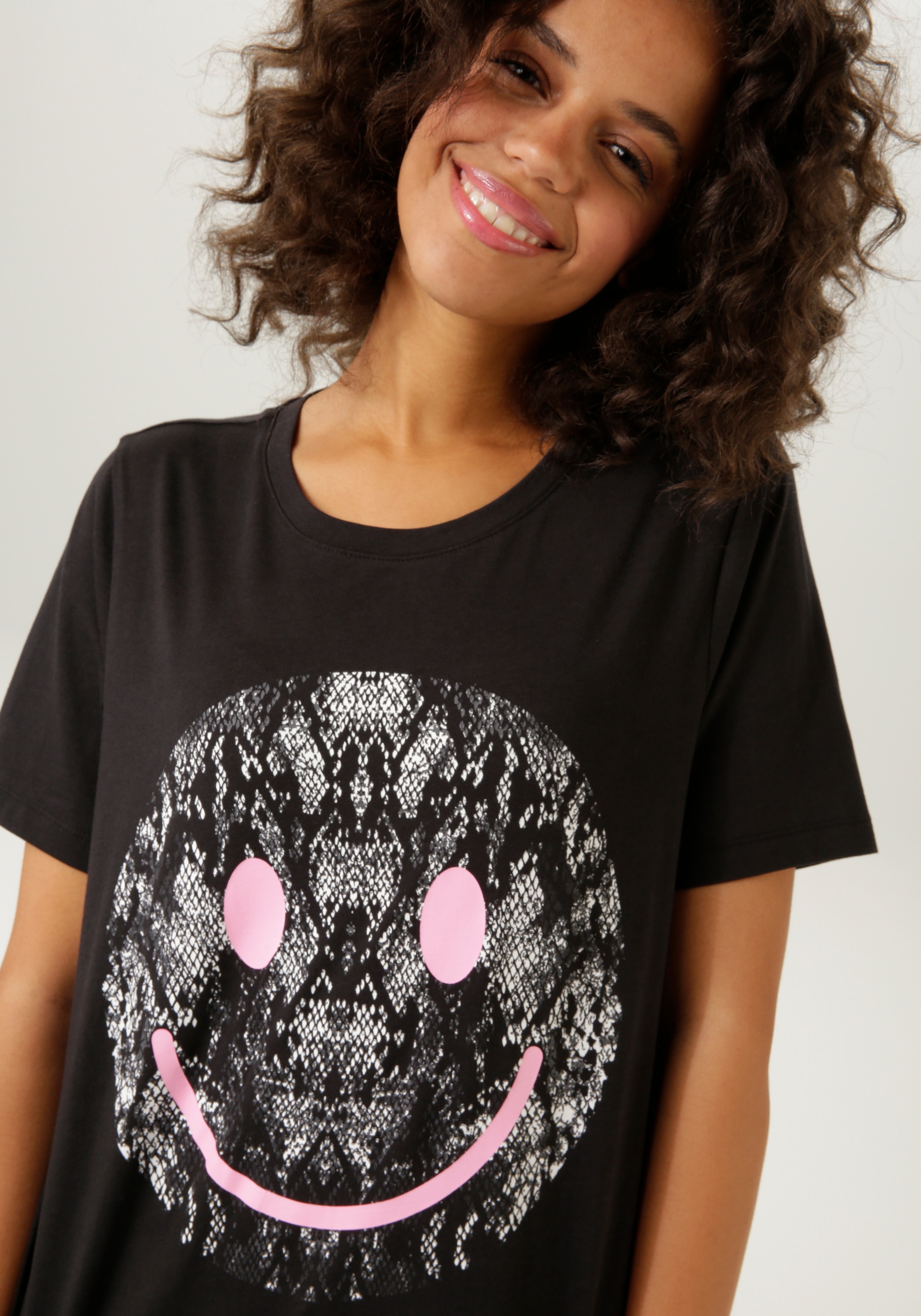 mit CASUAL Animal-Look bestellen Aniston | Smiley-Frontprint im für BAUR T-Shirt,
