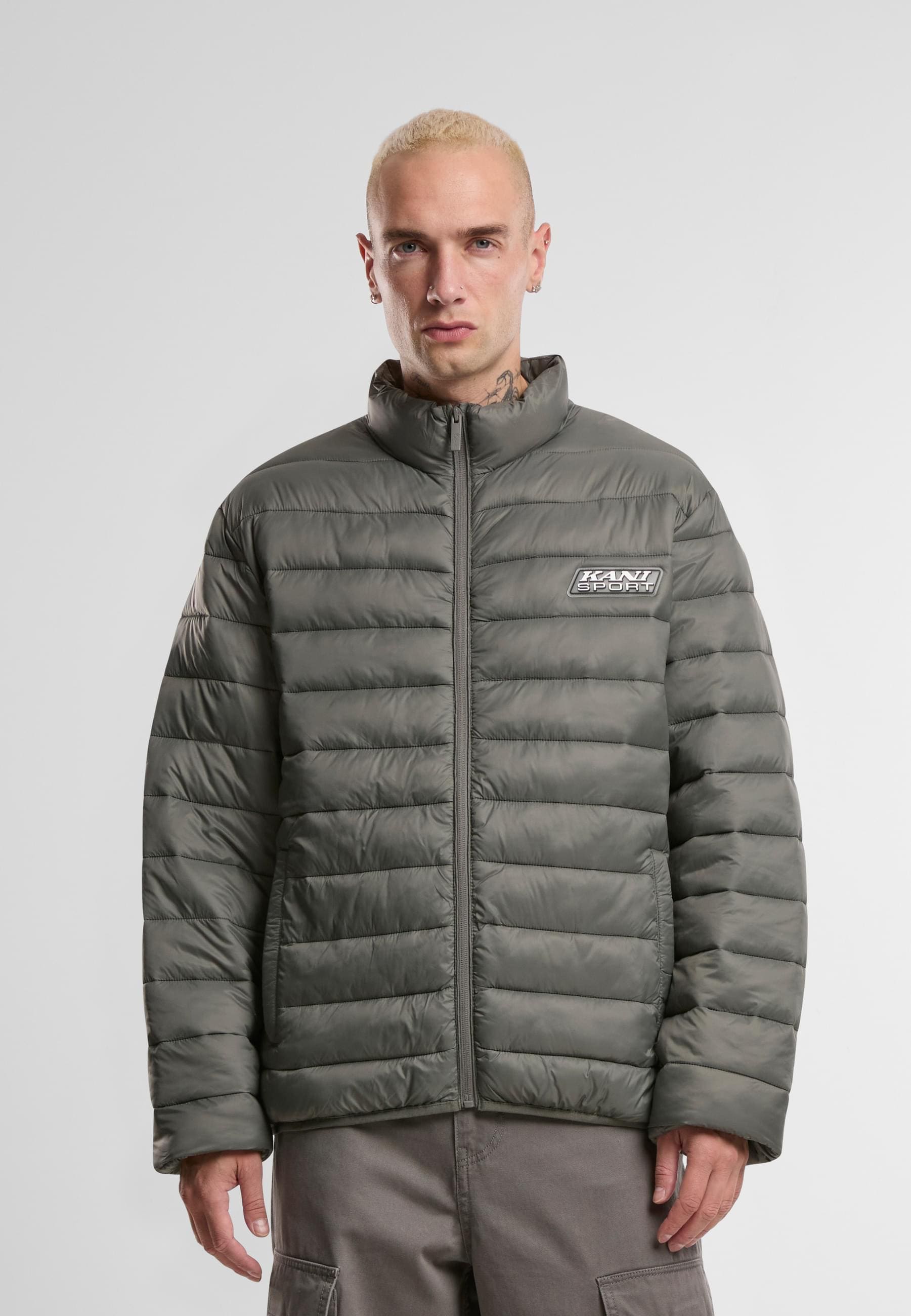 Karl Kani Allwetterjacke »Karl Kani Karl Kani Sport Patch Light Puffer Jacket«, (1 St.), ohne Kapuze
