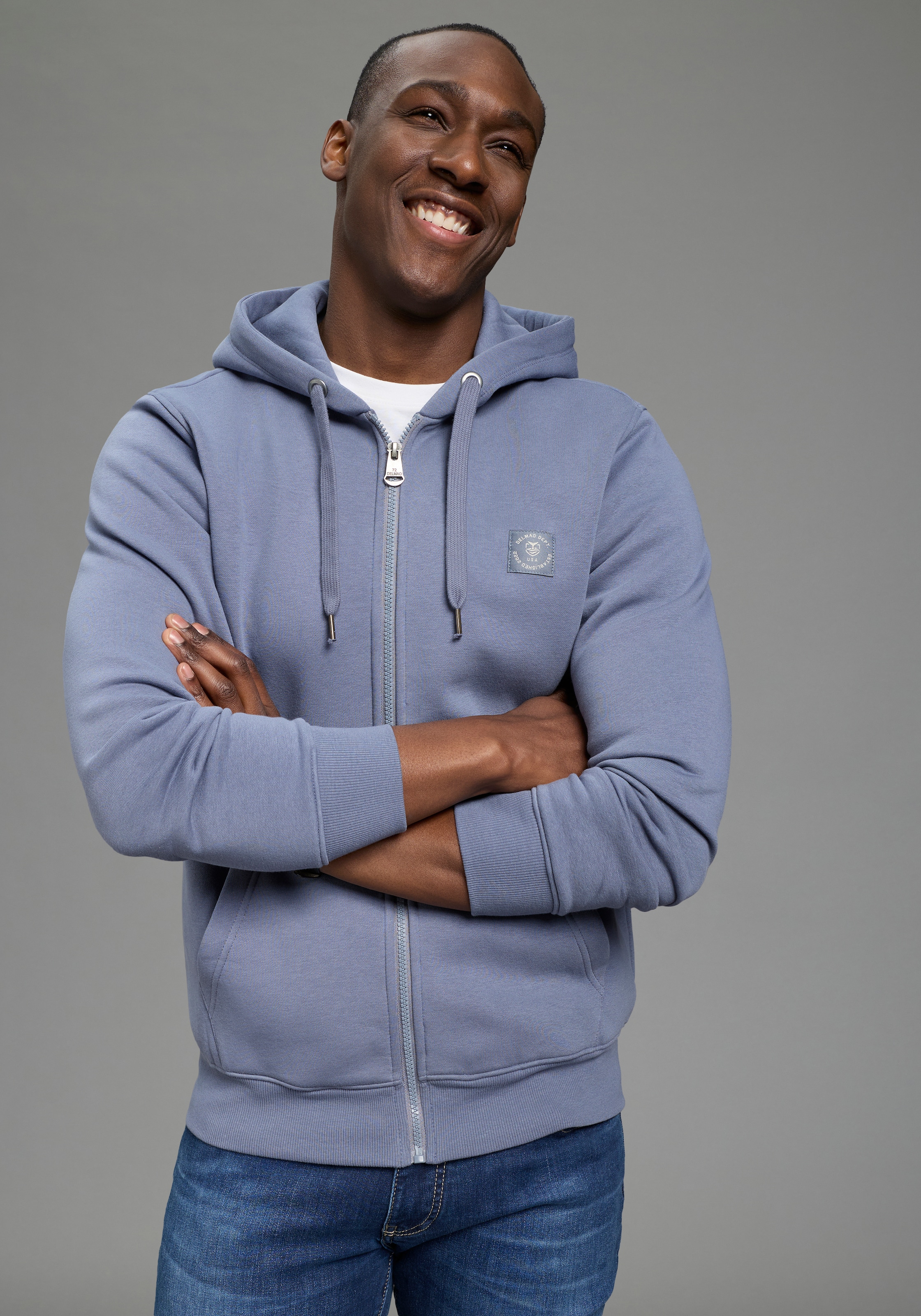 DELMAO Kapuzensweatjacke mit Kapuze, mit Kordelzug, aus angerauter Sweatware, mit Langarm