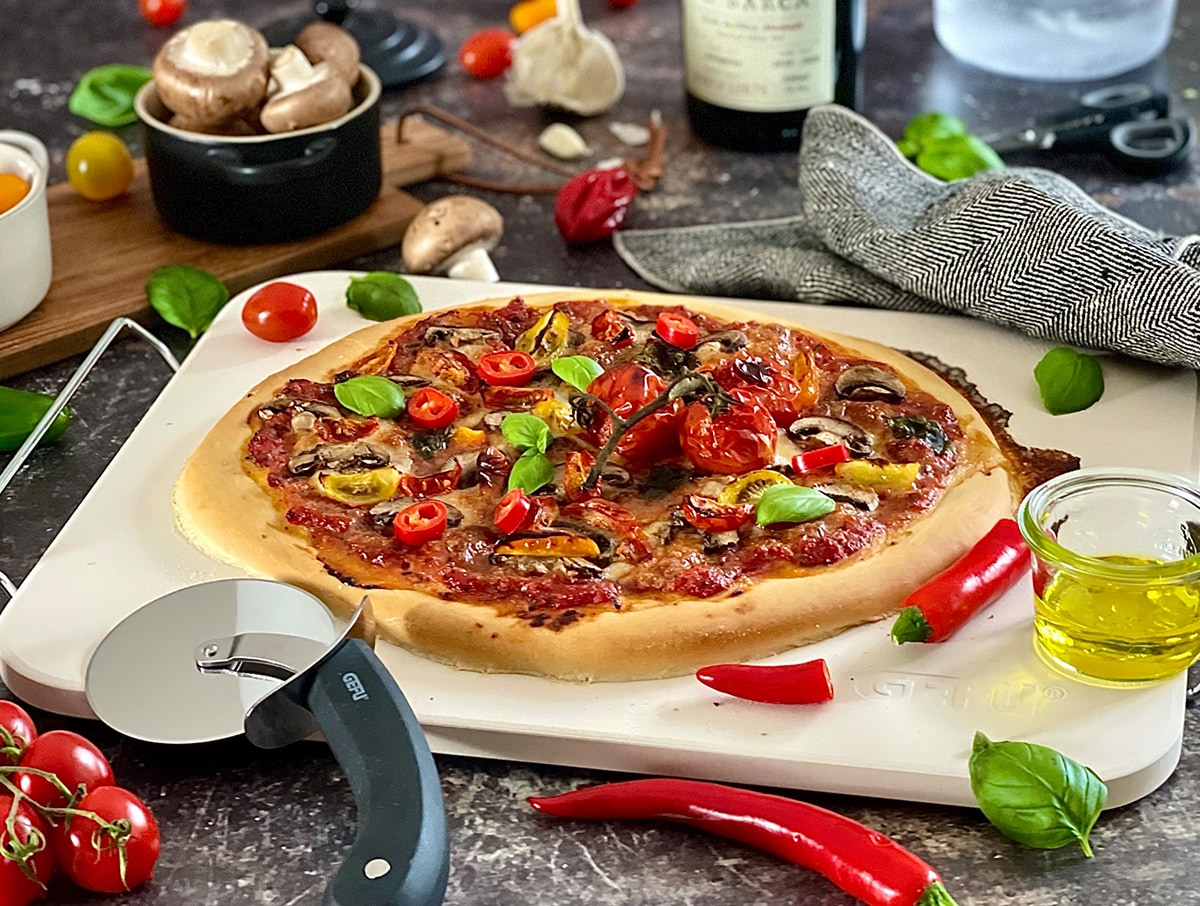 GEFU Pizzastein-Set: Pizzastein DARIOSO mit Gestell + Pizzaschneider + Pizza-Schieber