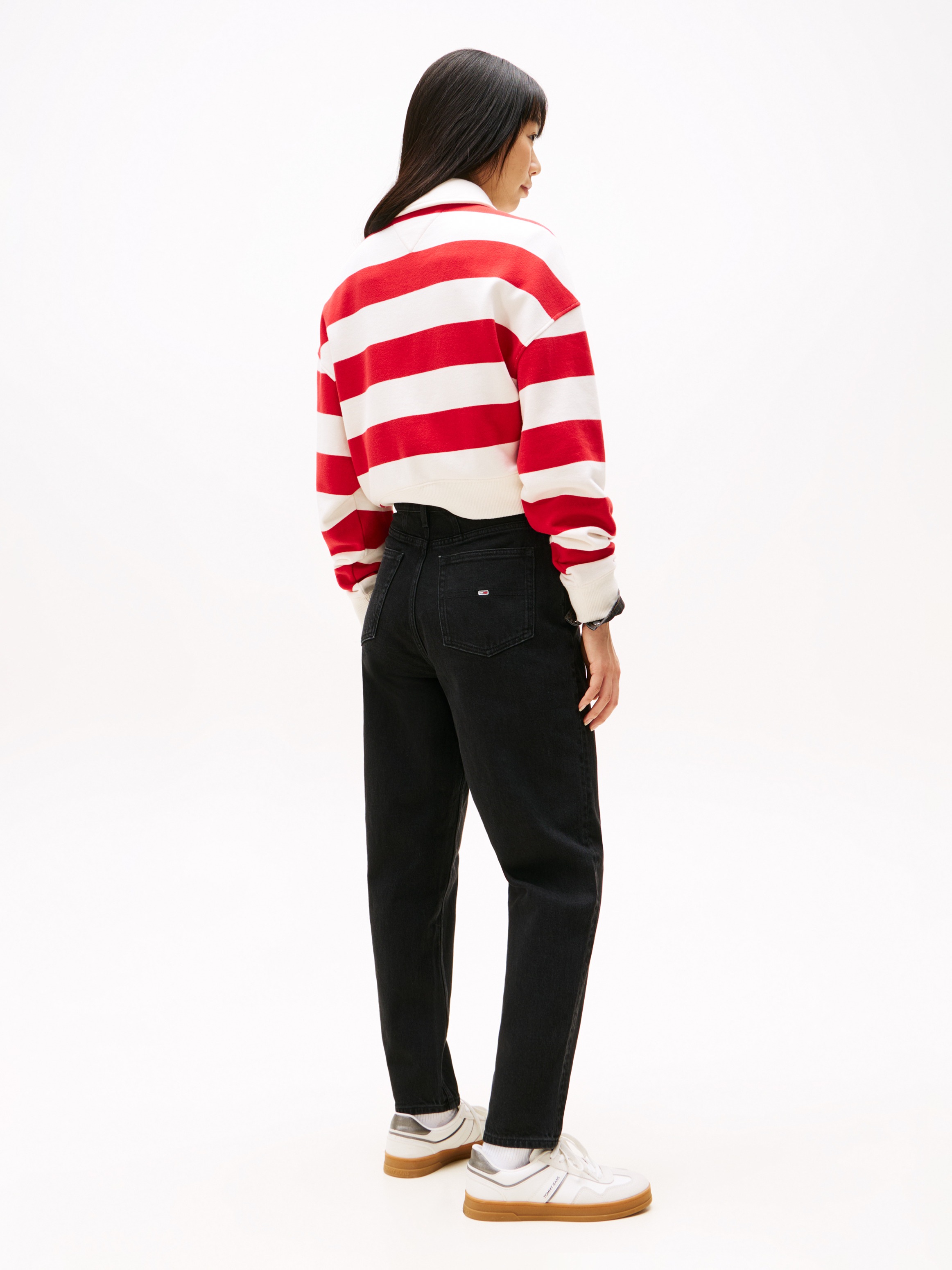 Mom-Jeans TOMMY JEANS "High waist - Mom-Jeans Tapered", Damen, Gr. 29, Länge 28, schwarz (denim schwarz), Denim/Jeans, Obermaterial: 99% Baumwolle, 1% Elasthan, unifarben, gerade, unten schmal, Jeans, mit Logo-Badge, Logostickerei 3