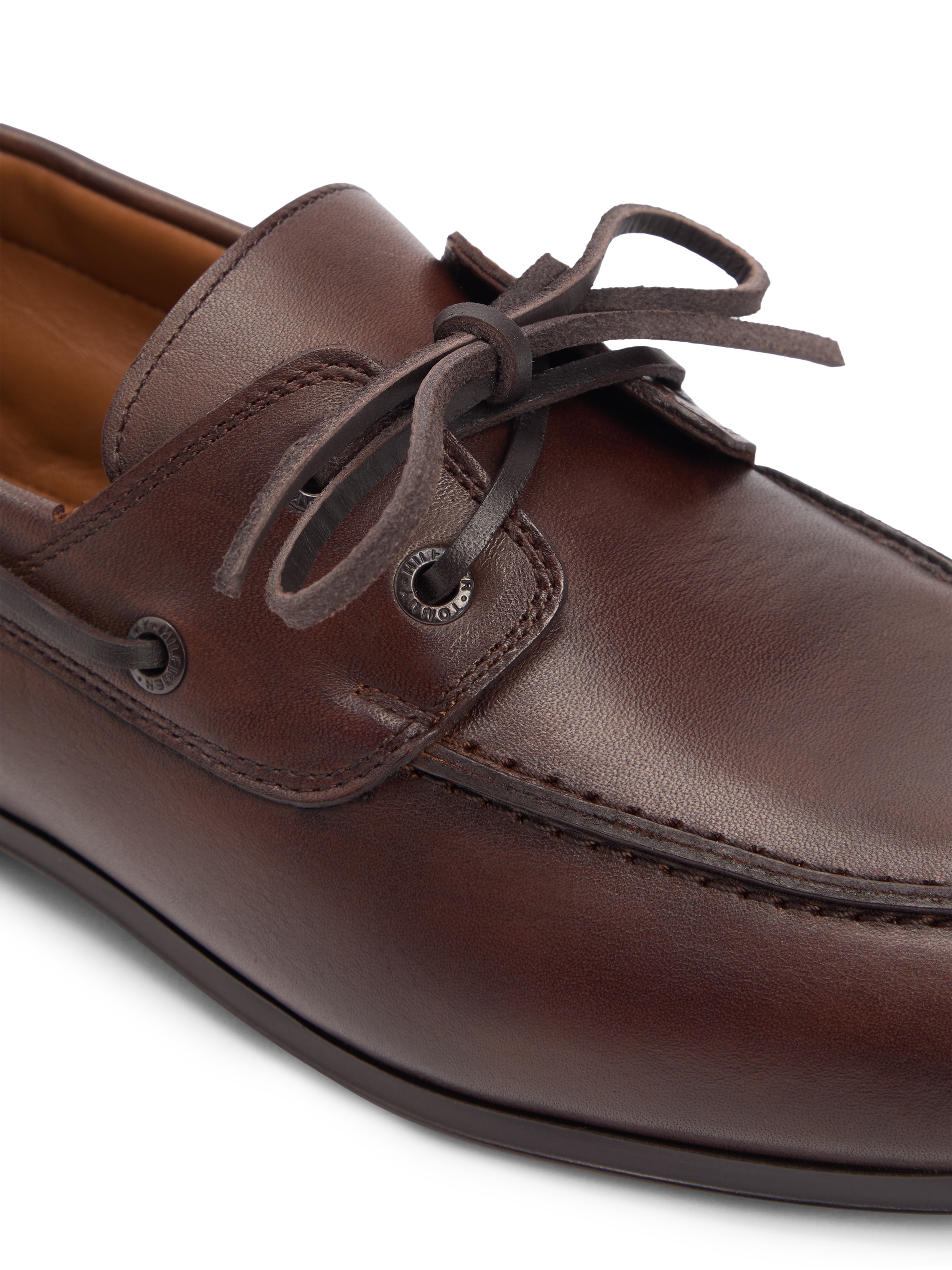 Tommy Hilfiger Bootsschuh »FLEXIBLE SLIM LEATHER BOAT SHOE«  Schnürschuh, Halbschuh mit Mokassinnaht
