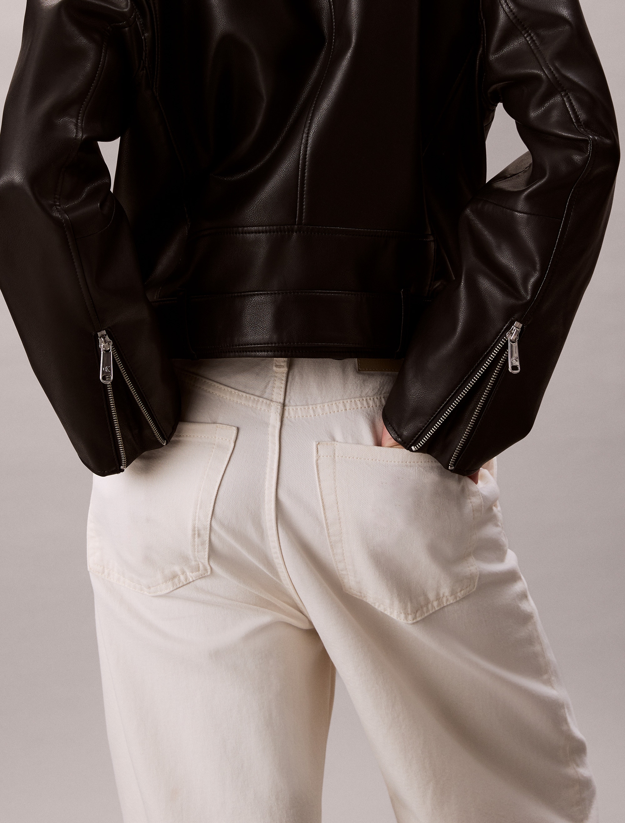 Calvin Klein Jeans Lederimitatjacke »FAUX LEATHER MOTO JACKET W/BELT«, ohne Kapuze, Mit V-Ausschnitt