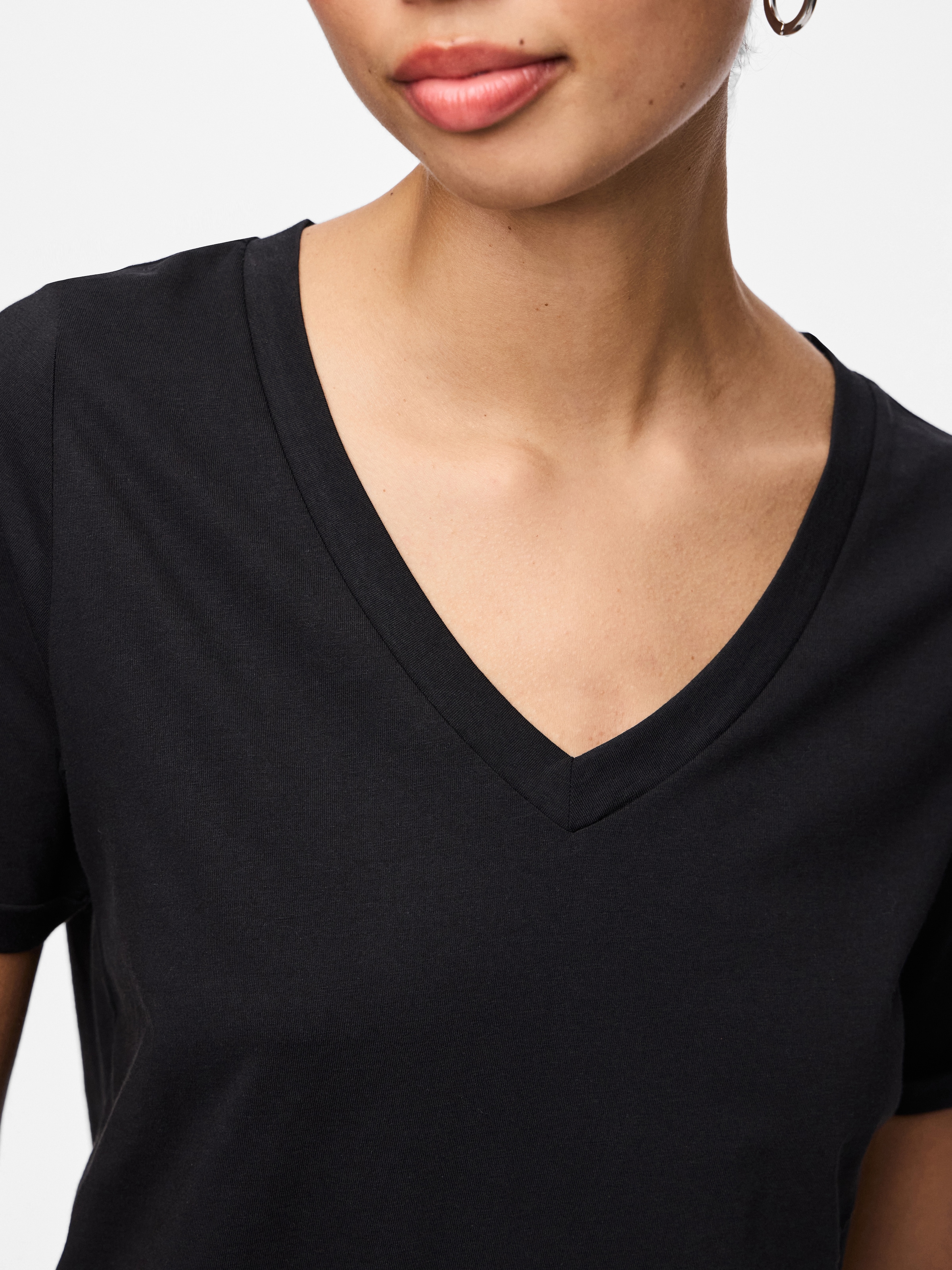 pieces Kurzarmshirt »PCRIA SS V-NECK SOLID TEE JRS NOOS BC« Baumwolle, regular fit