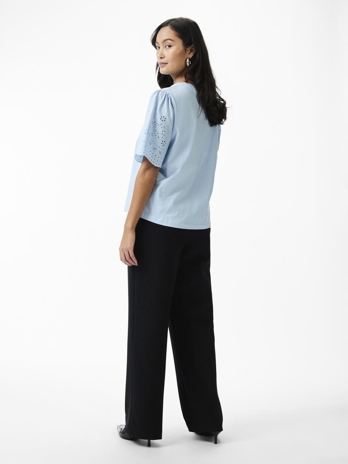 Y.A.S Kurzarmshirt »YASLEX SS TOP W. EMB SLEEVES S. NOOS«, mit Lochstickerei