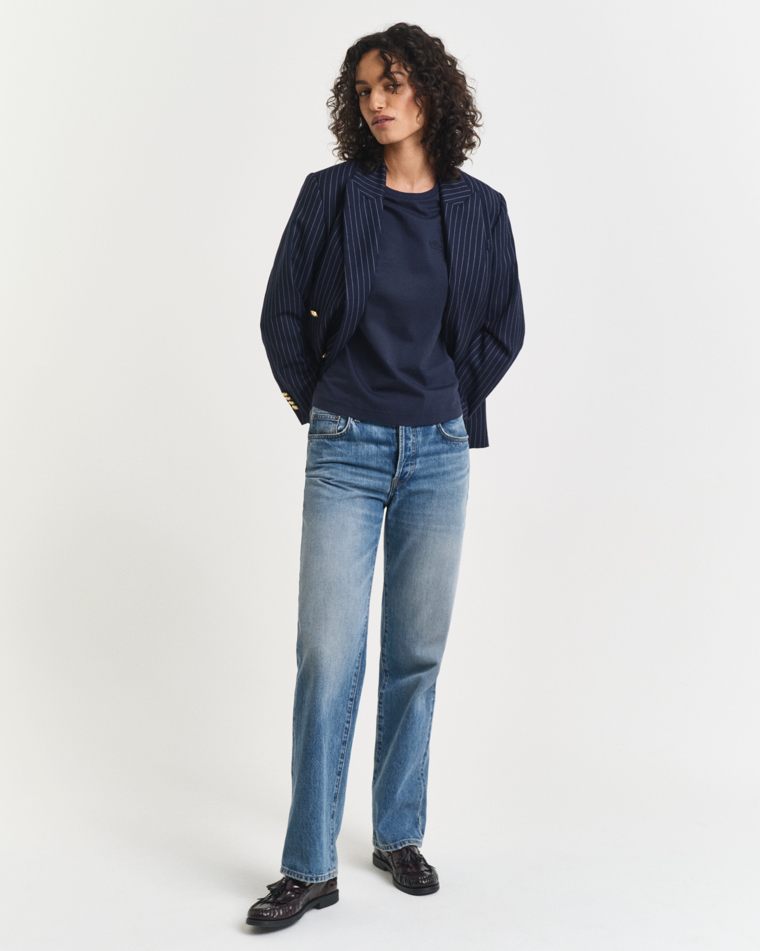 Gant T-Shirt »REG TONAL SHIELD SS T-SHIRT«, Rundhals, Ton in Ton Stickerei