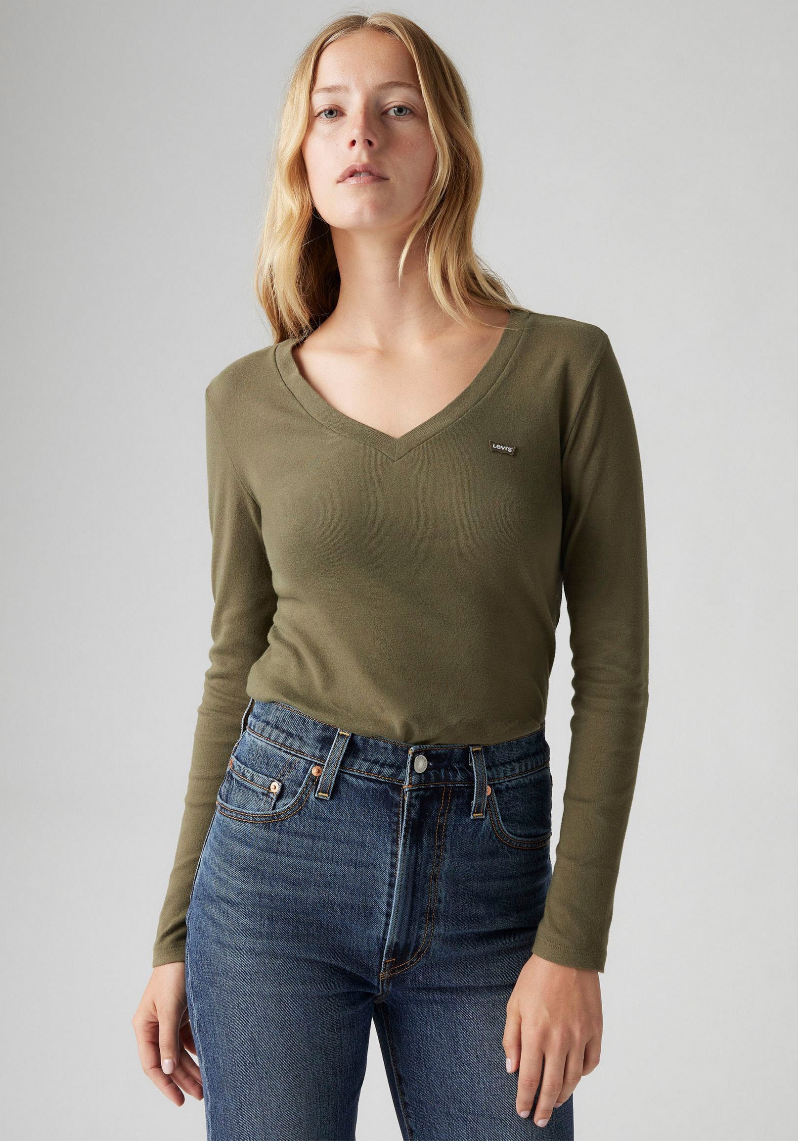 Levi's® Langarmshirt »ESSENTIAL HM LS VNECK«, mit Logo Stickerei