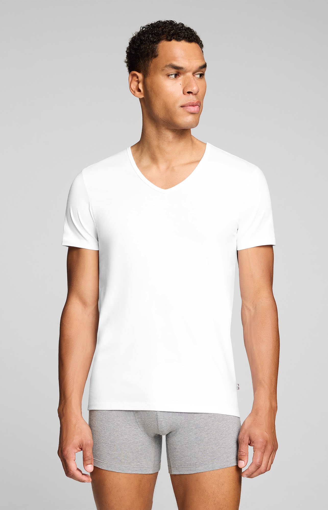 Levi's® T-Shirt »LEVIS MEN V-NECK« mit V-Ausschnitt und kurzen Ärmeln