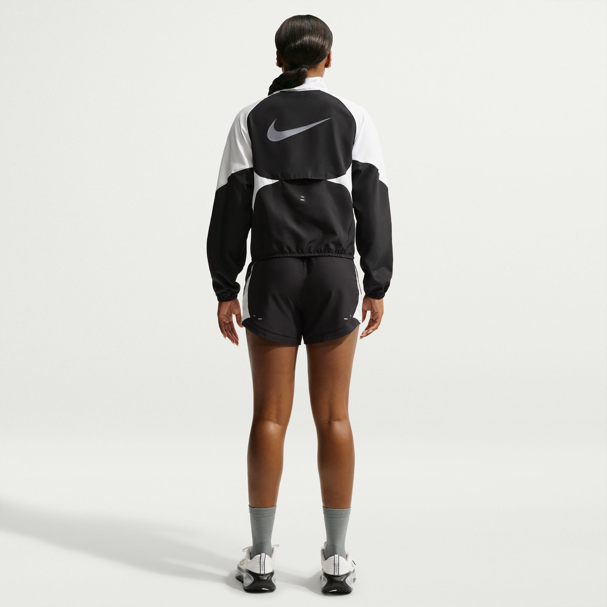 Nike Laufshorts »W NK SWOOSH DF SHORT«  für den Sportbereich, mit Bewegungsfreiheit, sportlicher Schnitt